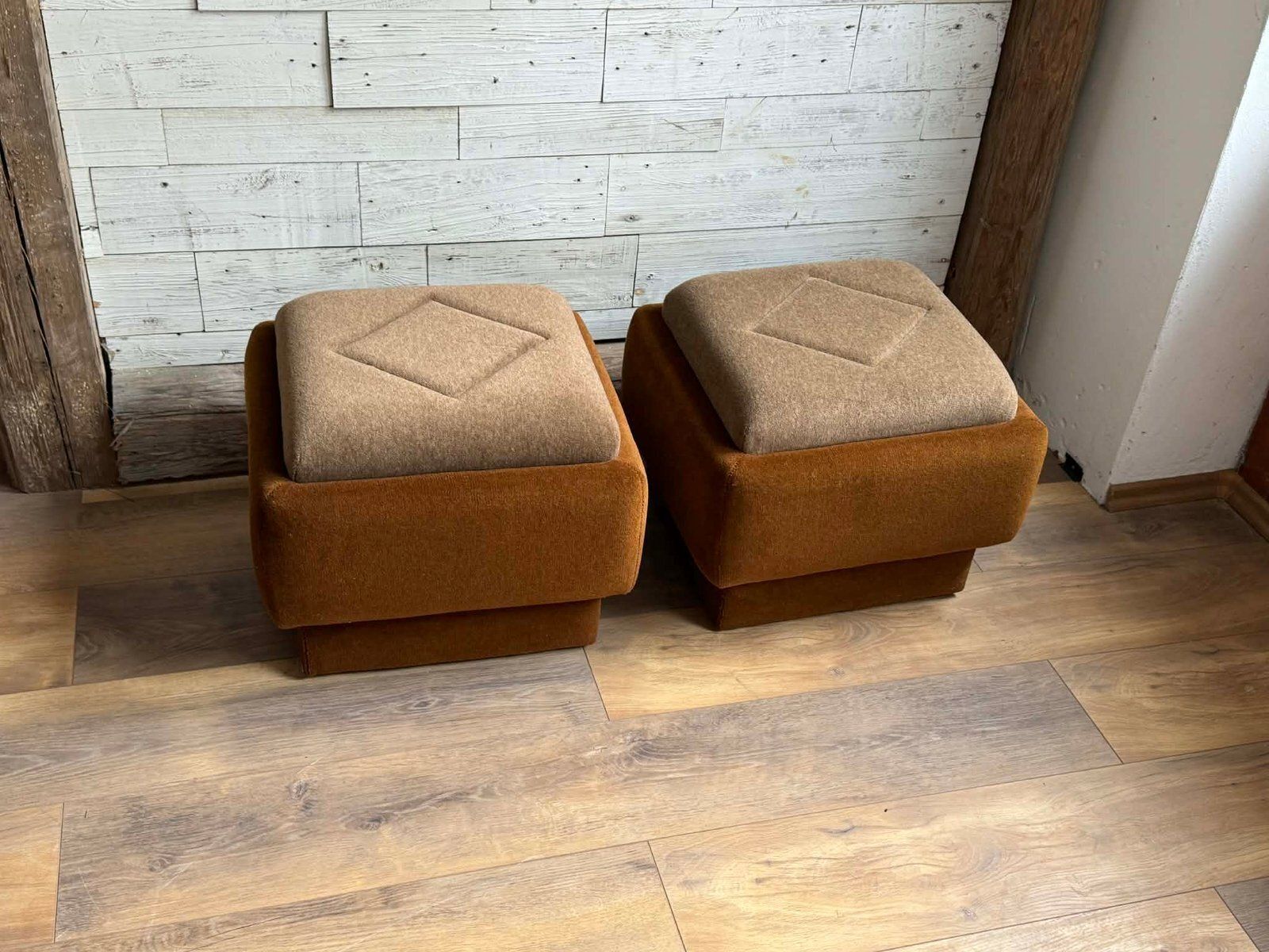 Mid-Century Modern poefs in bruin en beige, ca. jaren 1950, set van 2 photo Meubels