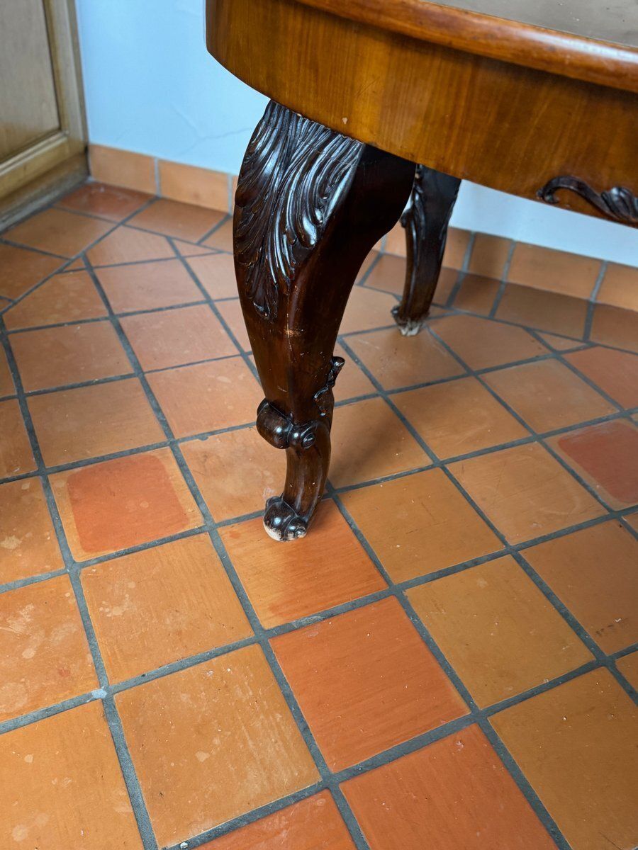 Ronde uitschuifbare eettafel met gesneden houten poten photo for sale