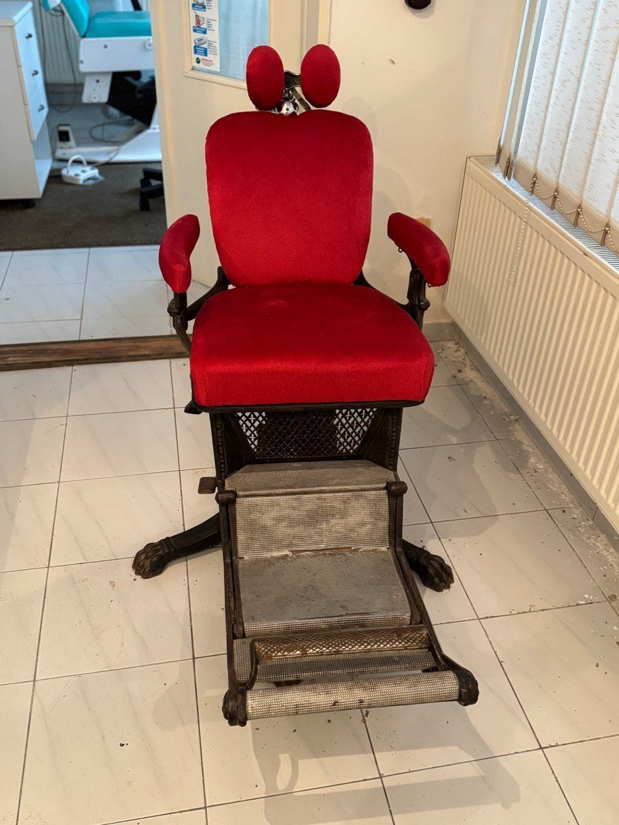 Kappersstoel met rode bekleding en verstelbare voetensteun photo 5282.0