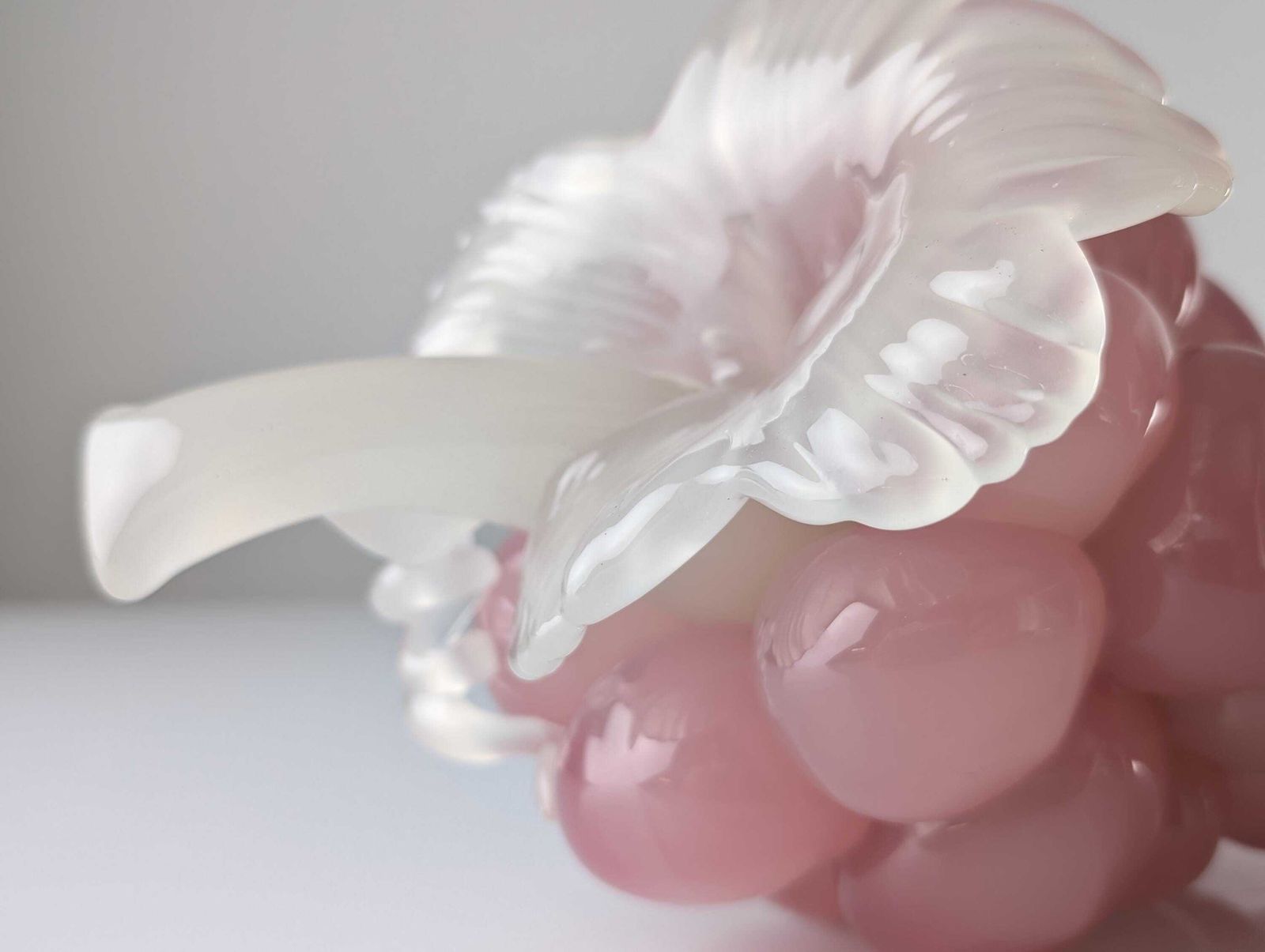 Sculpture en verre de Murano, grappe de raisin, rose et blanc, milieu du XXe siècle photo Art