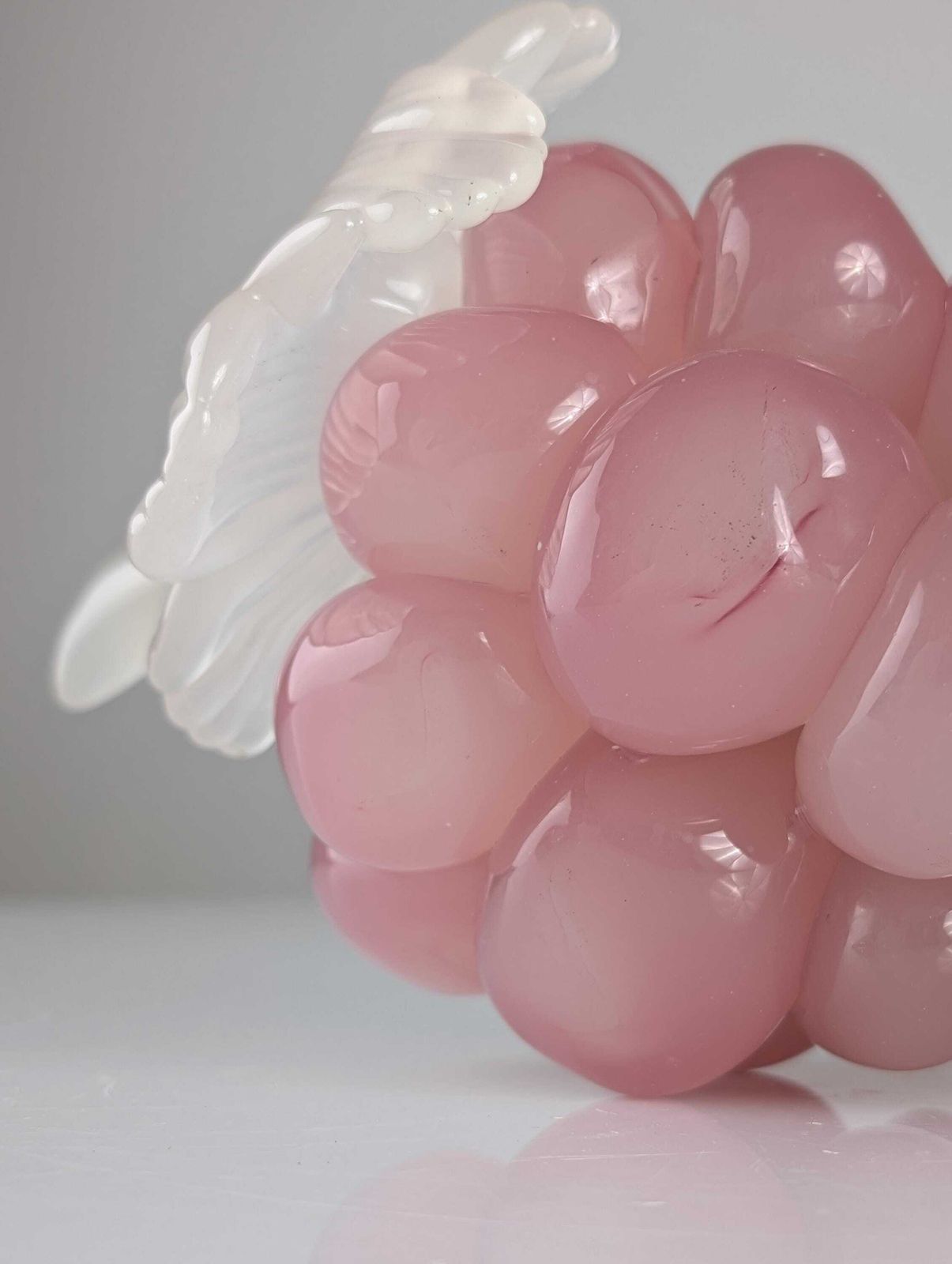 photo furniture Sculpture en verre de Murano, grappe de raisin, rose et blanc, milieu du XXe siècle