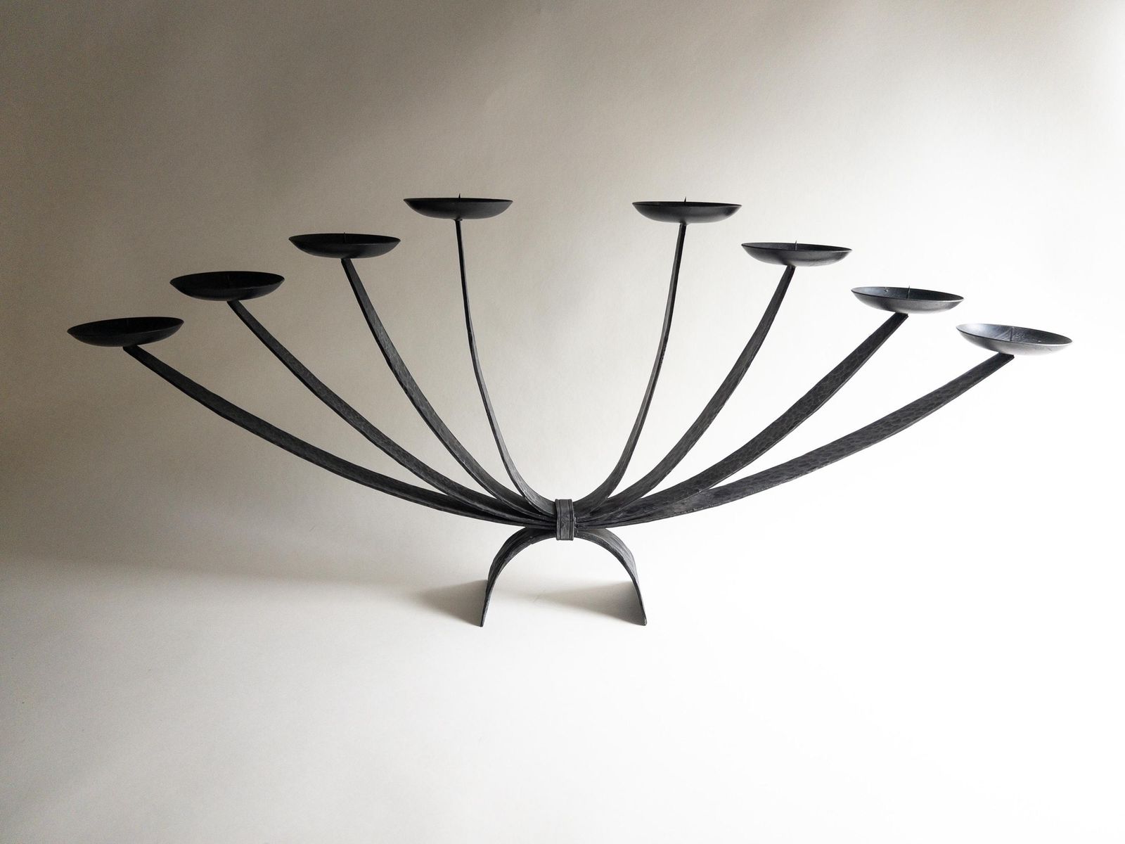 Grote mid-century kandelaar van gietijzer, geschikt als haardrooster kaarsenhouder photo furniture