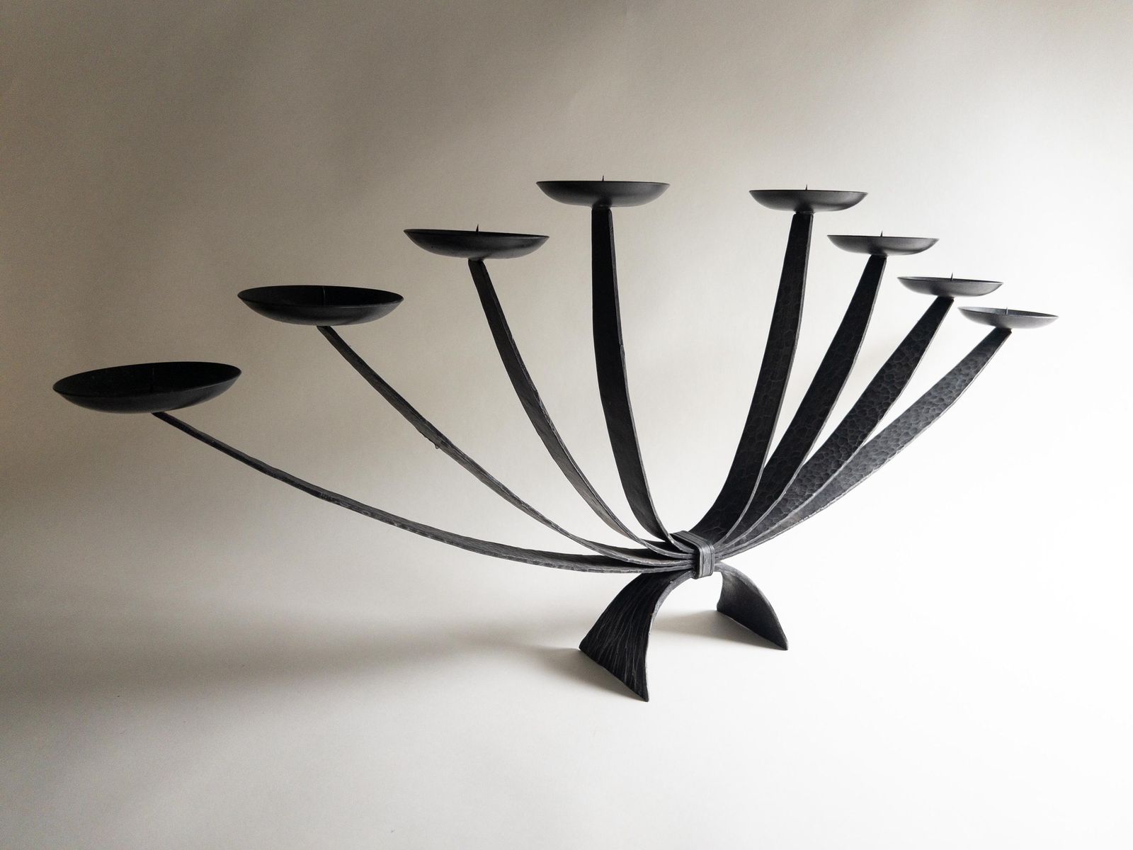 Grand chandelier mid-century en fonte, grille de cheminée porte-bougies photo vinterior