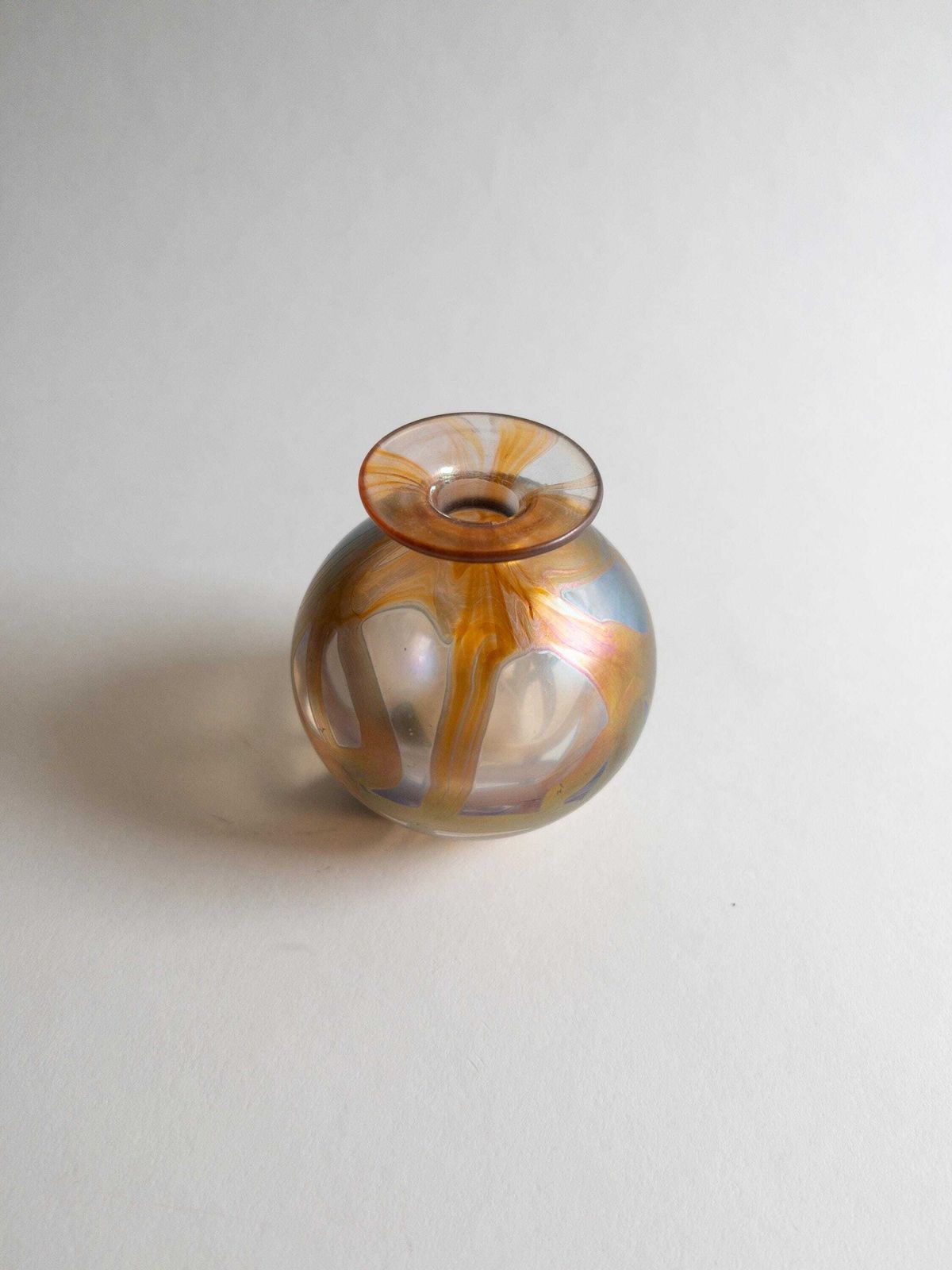 Vase boule ou flacon à parfum Isle of Wight Glass, glaçure irisée rose et or photo vintage