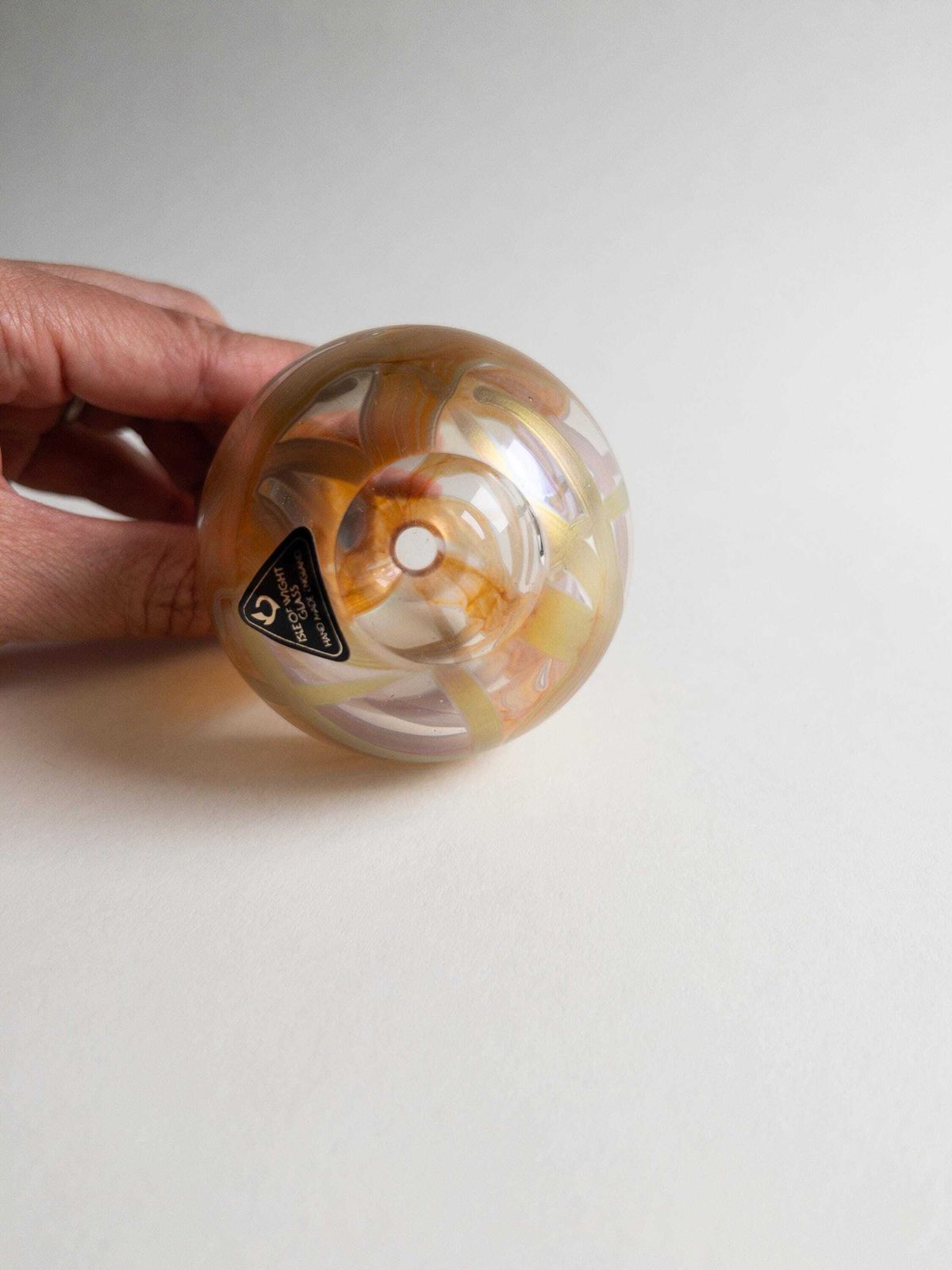 72.0 Vase boule ou flacon à parfum Isle of Wight Glass, glaçure irisée rose et or photo