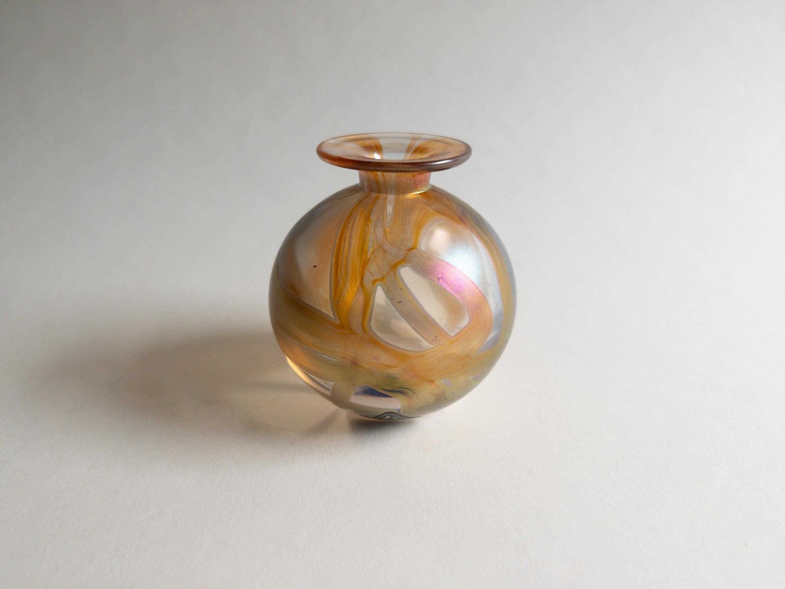 photo buy Vase boule ou flacon à parfum Isle of Wight Glass, glaçure irisée rose et or