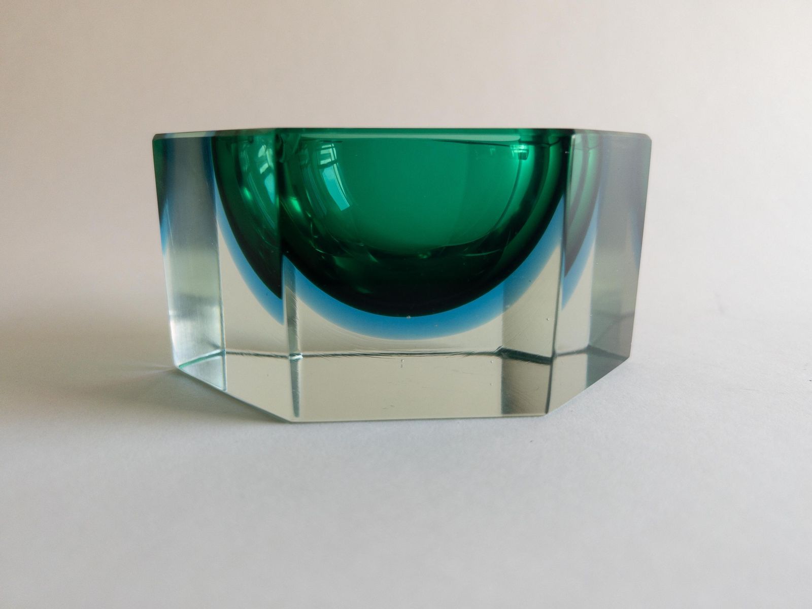 photo vintage Coupe hexagonale Murano Sommerso en verre d'art facetté bleu et vert, Italie