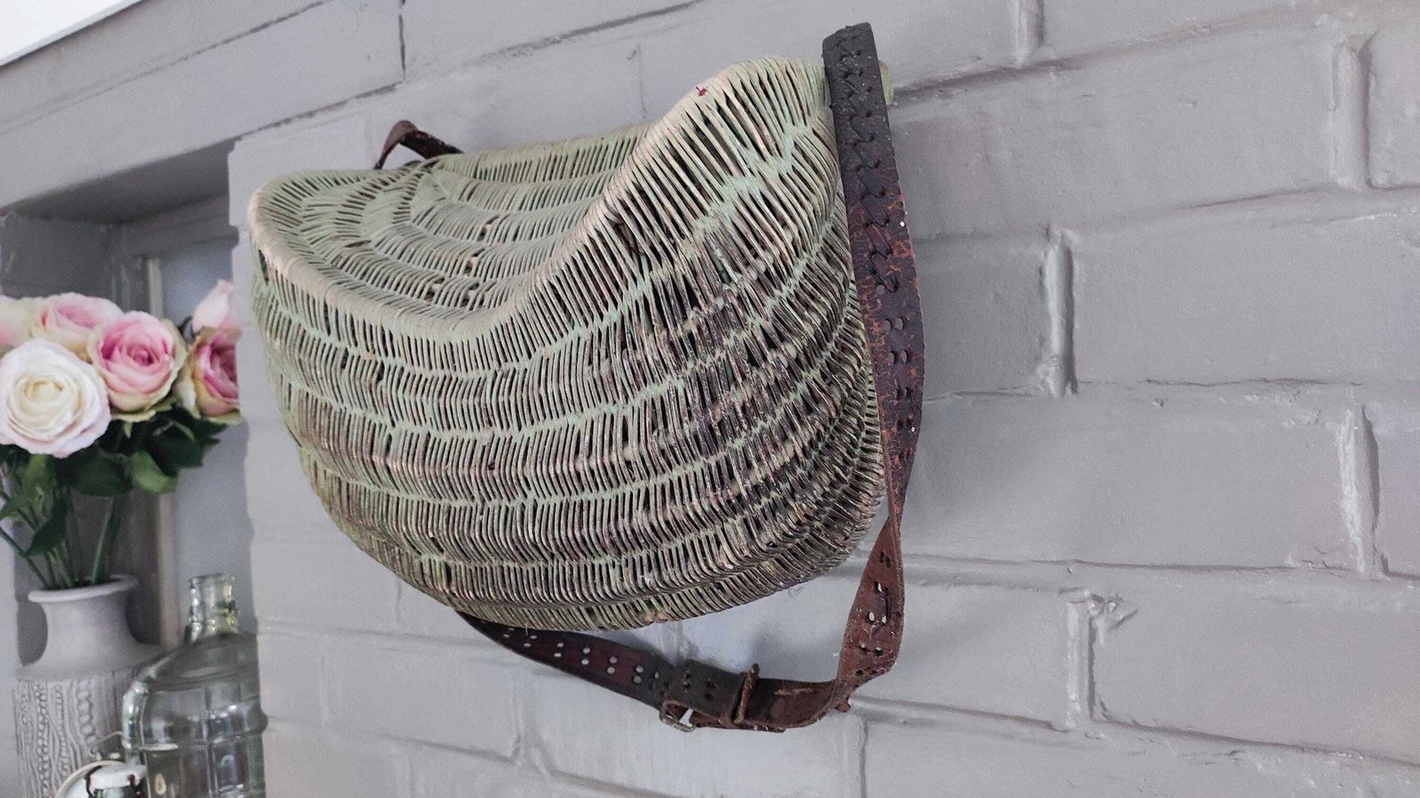 Panier de pêche d'époque en osier rustique avec sangle en cuir, France photo 217.0