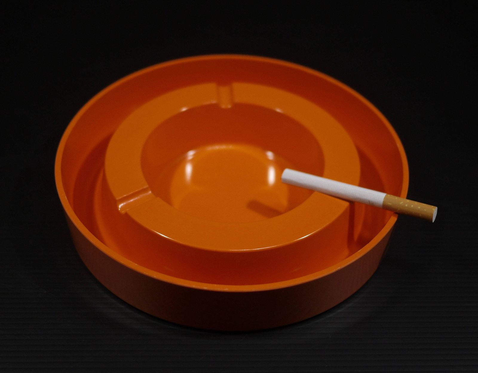 photo buy Vintage Italiaanse Oranje Melamine Asbak Mebel Design, jaren 1970