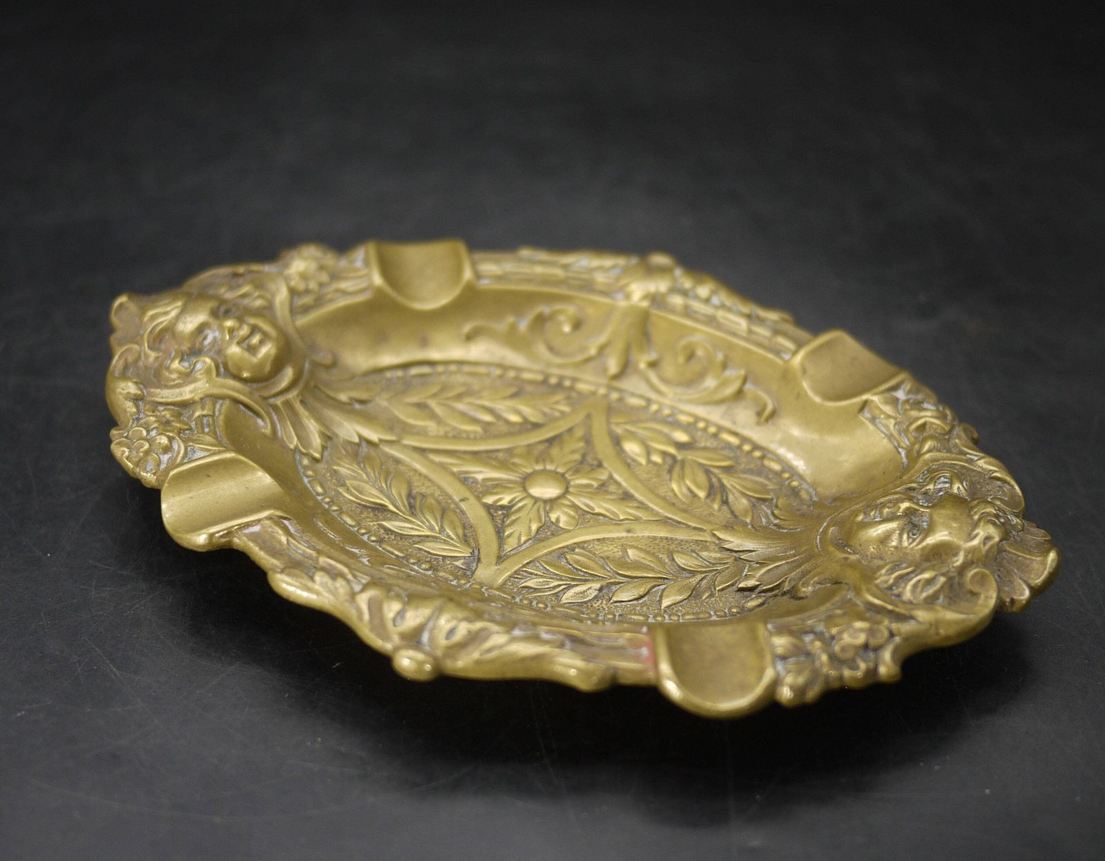 Cendrier d'époque français en bronze avec chérubins photo Décoration