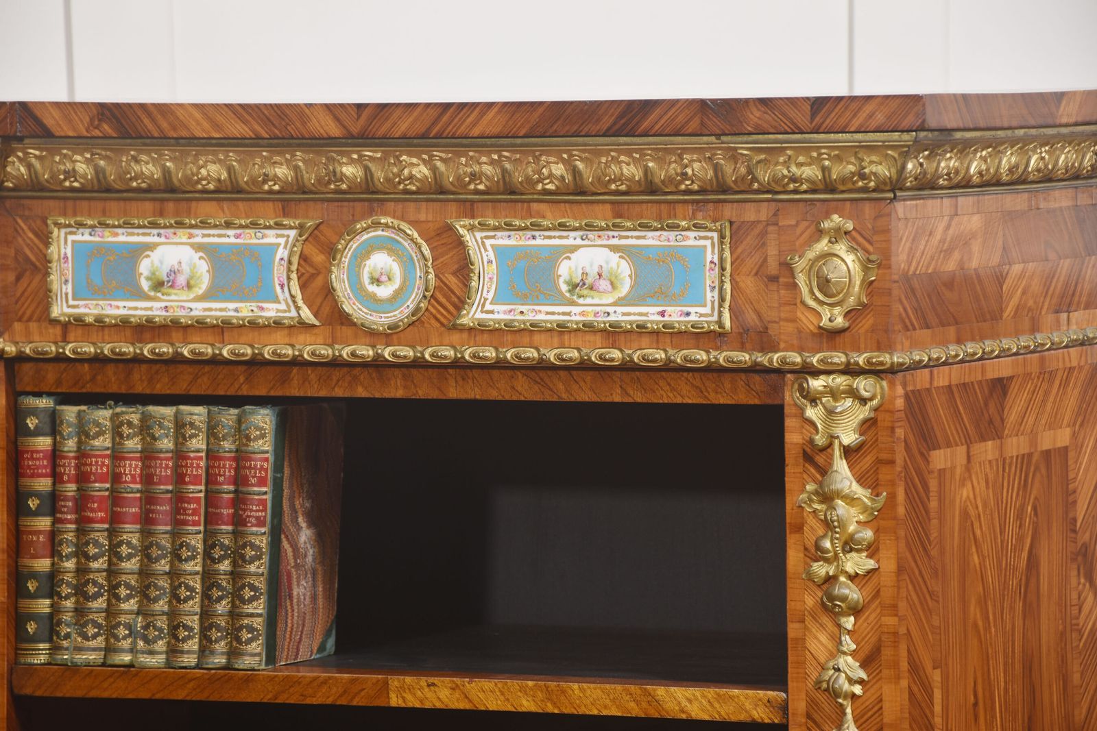 photo vinterior Pair Of Exceptional Kingwood And Tulipwood Open Bookcases