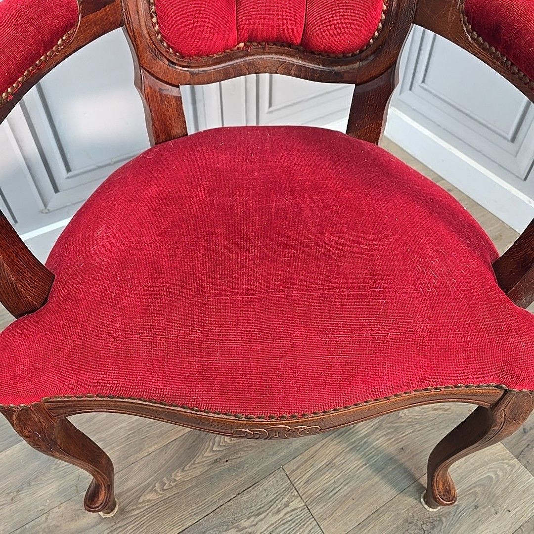 photo vinterior Victorian Style French Armchairs Pair Red Upholstered Carved Wooden Seats Chairs
