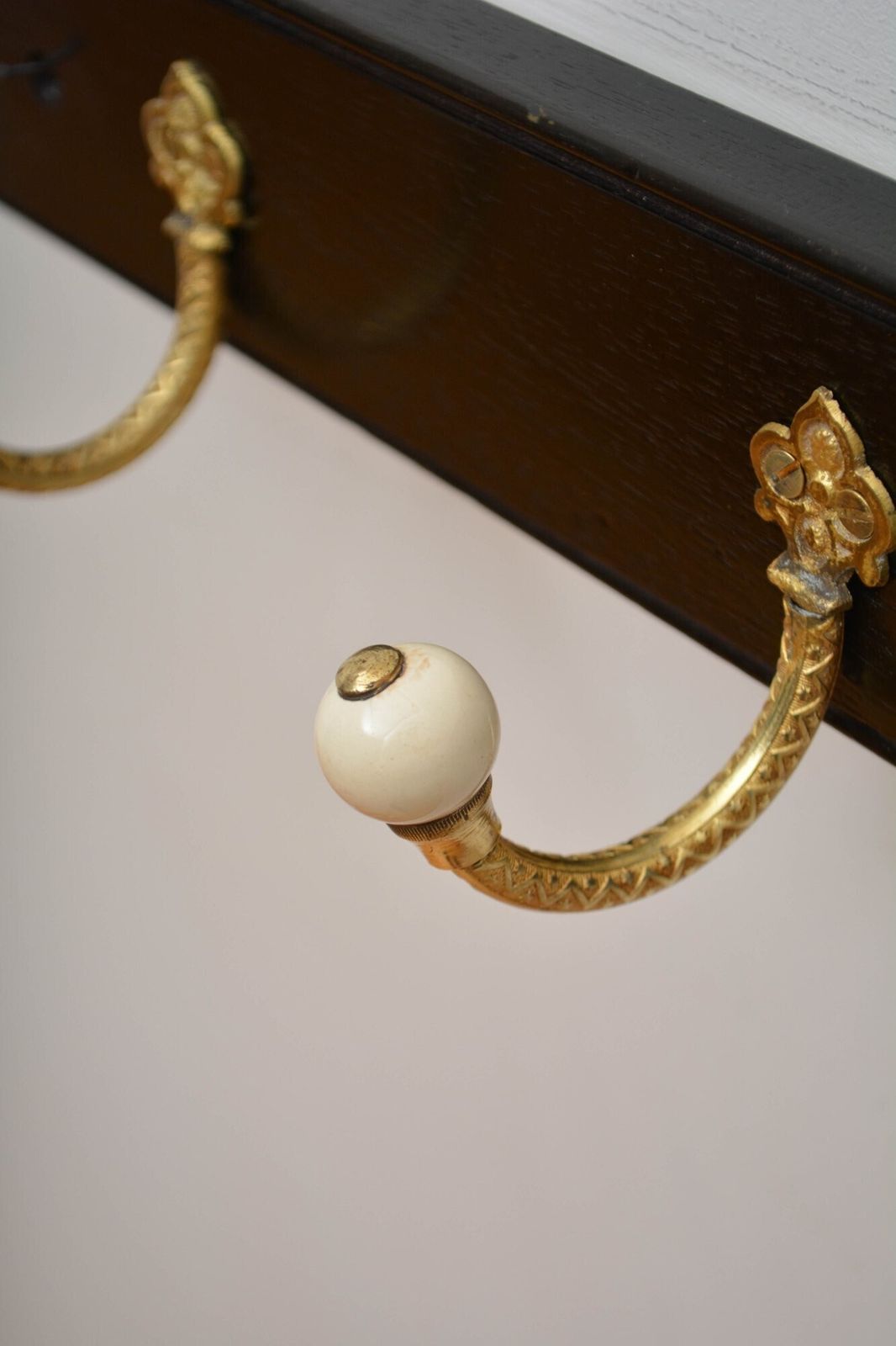 photo vinterior Pair Of Antique Victorian Brass And Ebonised Coat Rack Coat Hooks In Good Condition