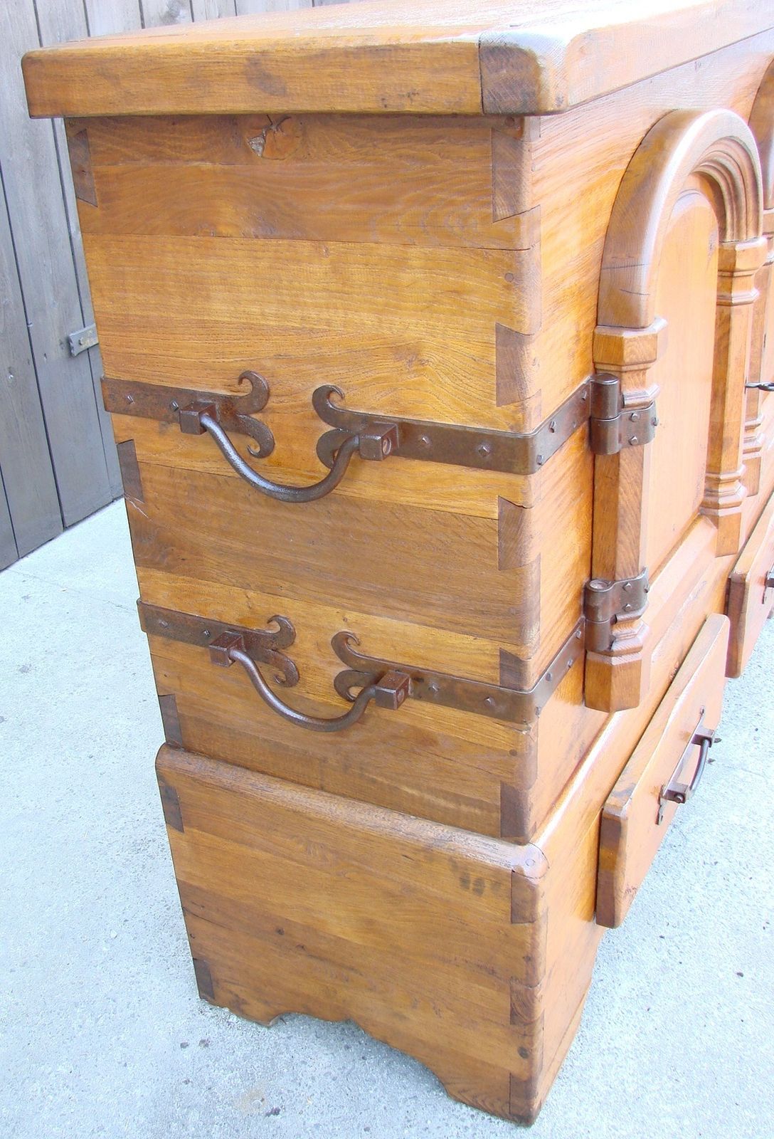 photo furniture Rustieke eiken ladekast ca. jaren 1950 | Massief hout | Handgesmede beslag | Stevig