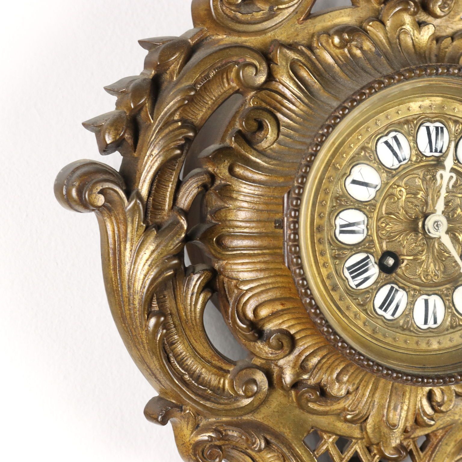 Horloge murale de style rococo en bronze doré, Italie, XIXe siècle photo vinterior