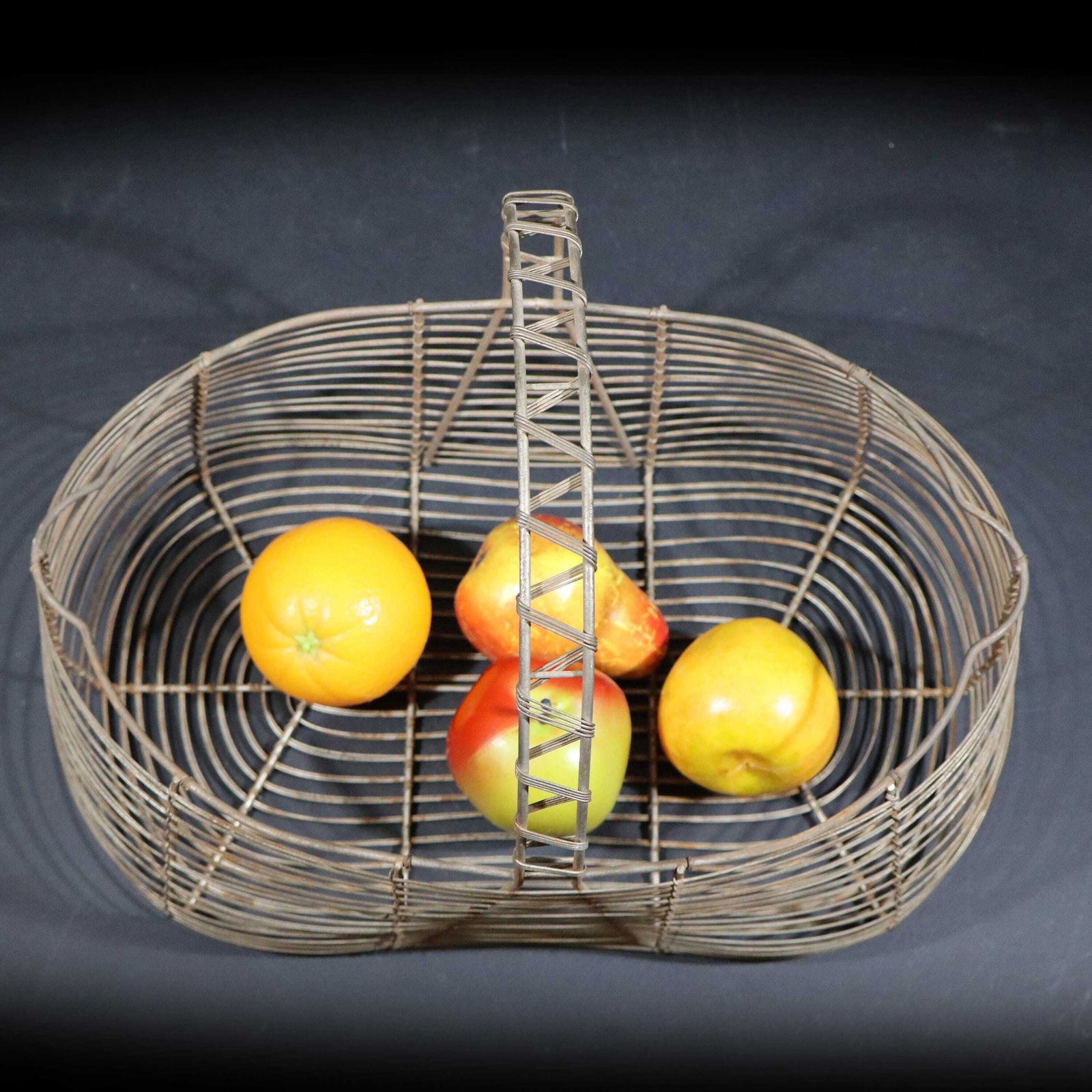 Panier de récolte en fil de fer, panier de jardin, style rustique campagnard photo vintage