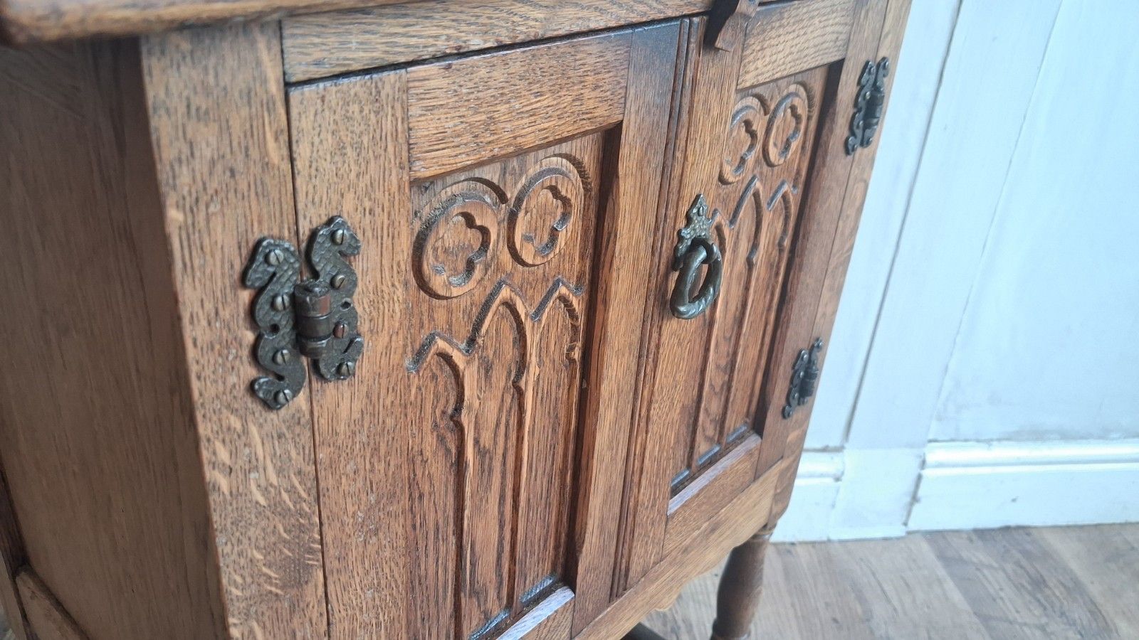 photo vinterior Delightful Vintage Blonde Oak Court Cupboard /Cabinet/Storage