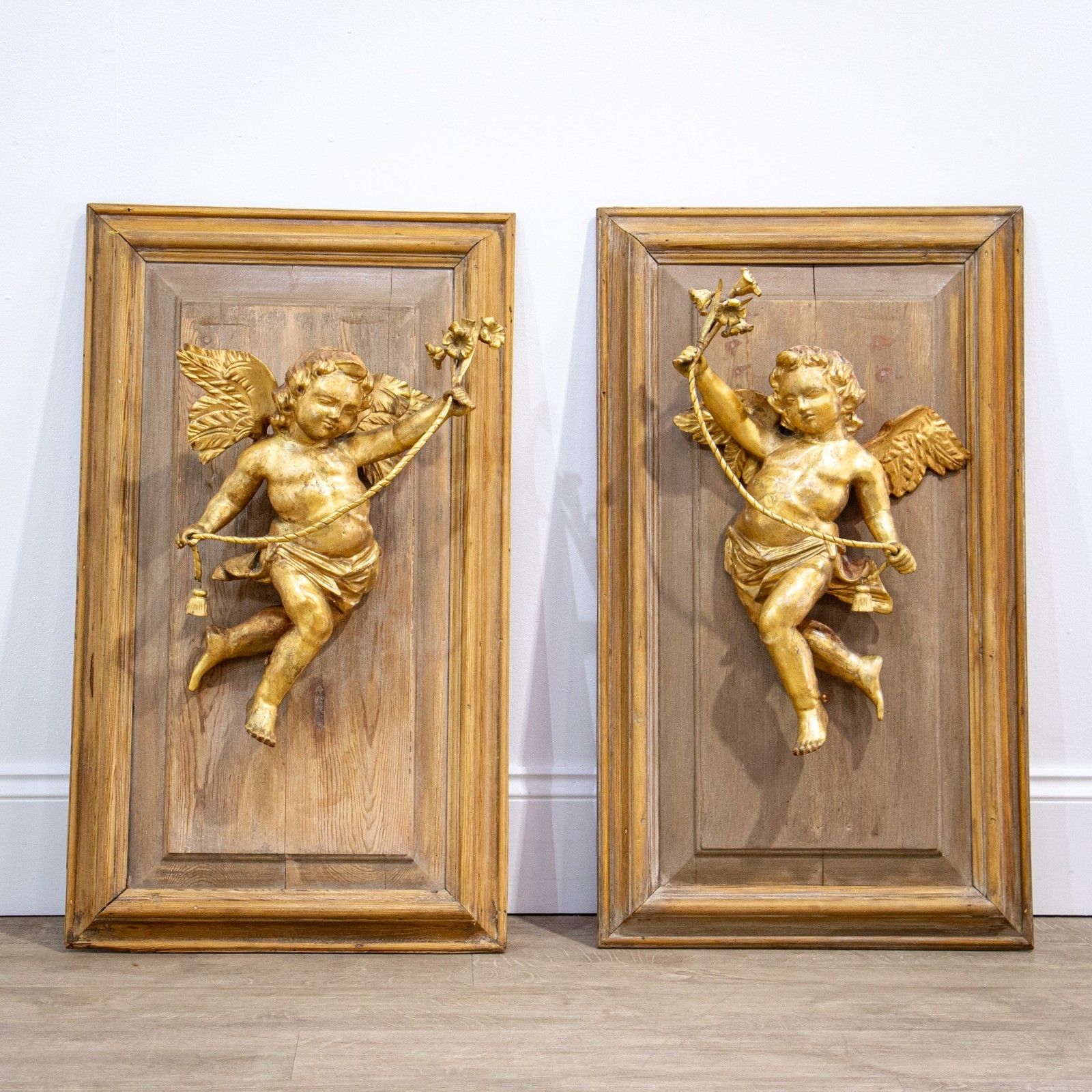 2180.0 Finely Carved Pair Of 18th Century Giltwood Italian Cherubs photo