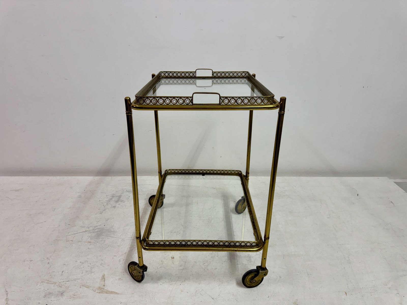 photo vinterior 1960s French Brass Drinks Trolley Or Bar Cart
