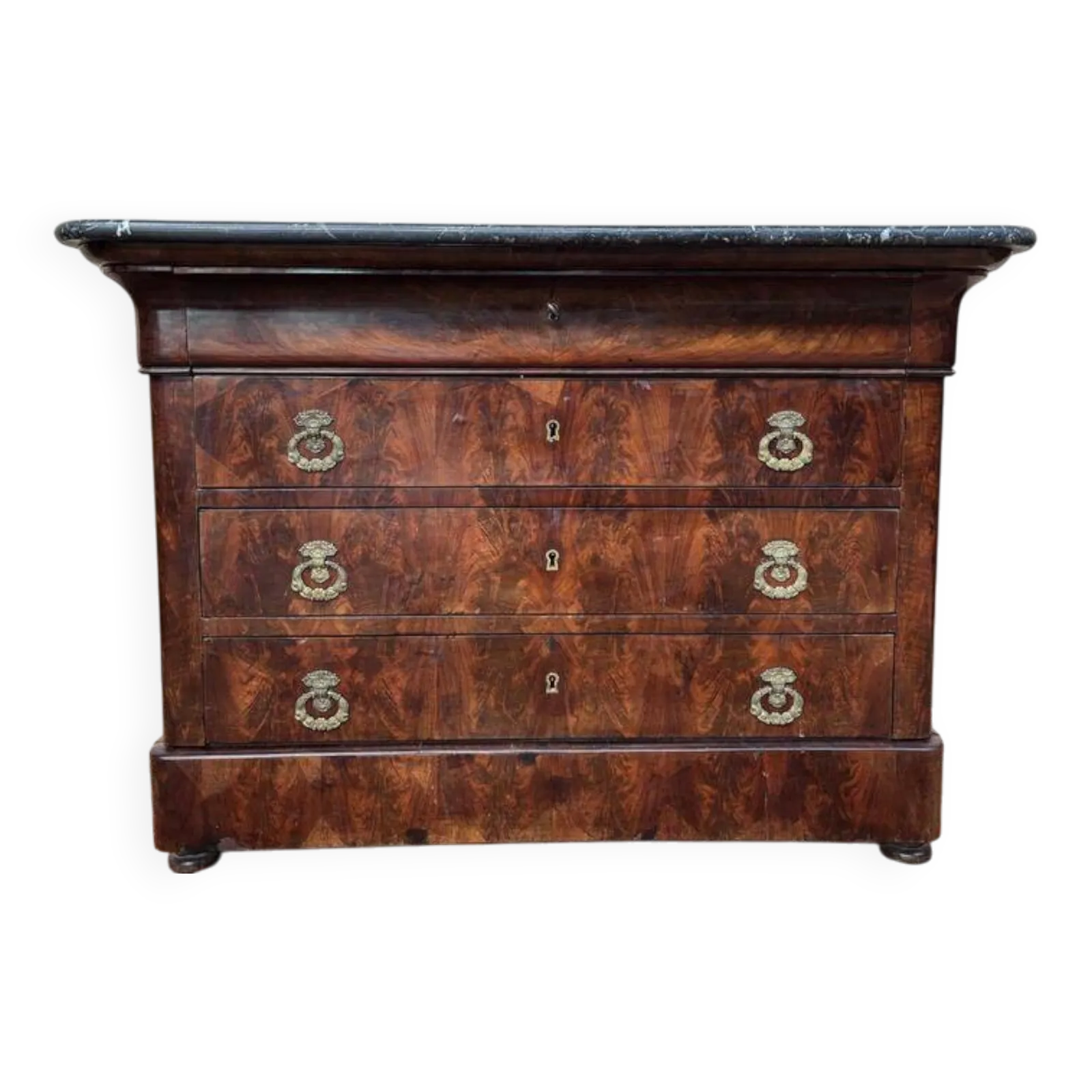Restoration Period Chest Of Drawers In Flame Mahogany Veneer