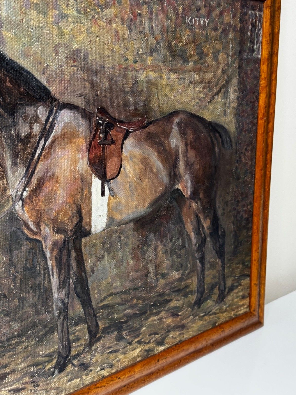 photo furniture Olieverfschilderij begin 20e eeuw, Kitty, baai hunter-merrie van de Chiddingfold, Leconfield & Cowdray Hunt Stables, gesigneerd door Murray McNeel Caird Urquhart