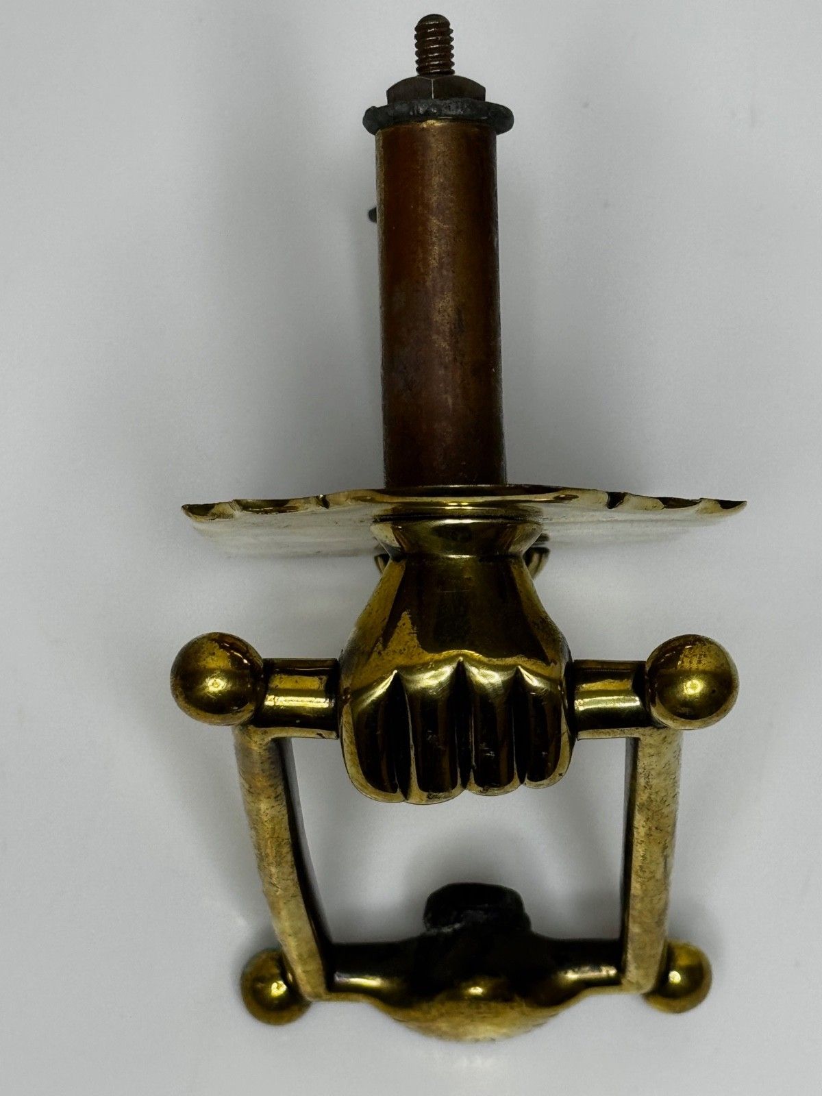 Victoriaanse messing deurklopper voor dokters, hand met stang en schelp photo Bouwonderdelen