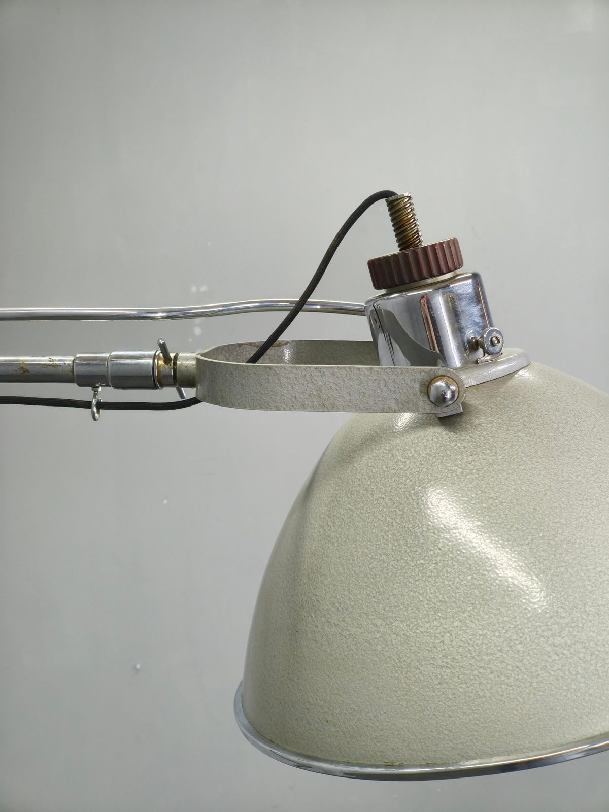 photo furniture Tsjechische industriële chirurgische vloerlamp uit militair ziekenhuis, jaren 1950