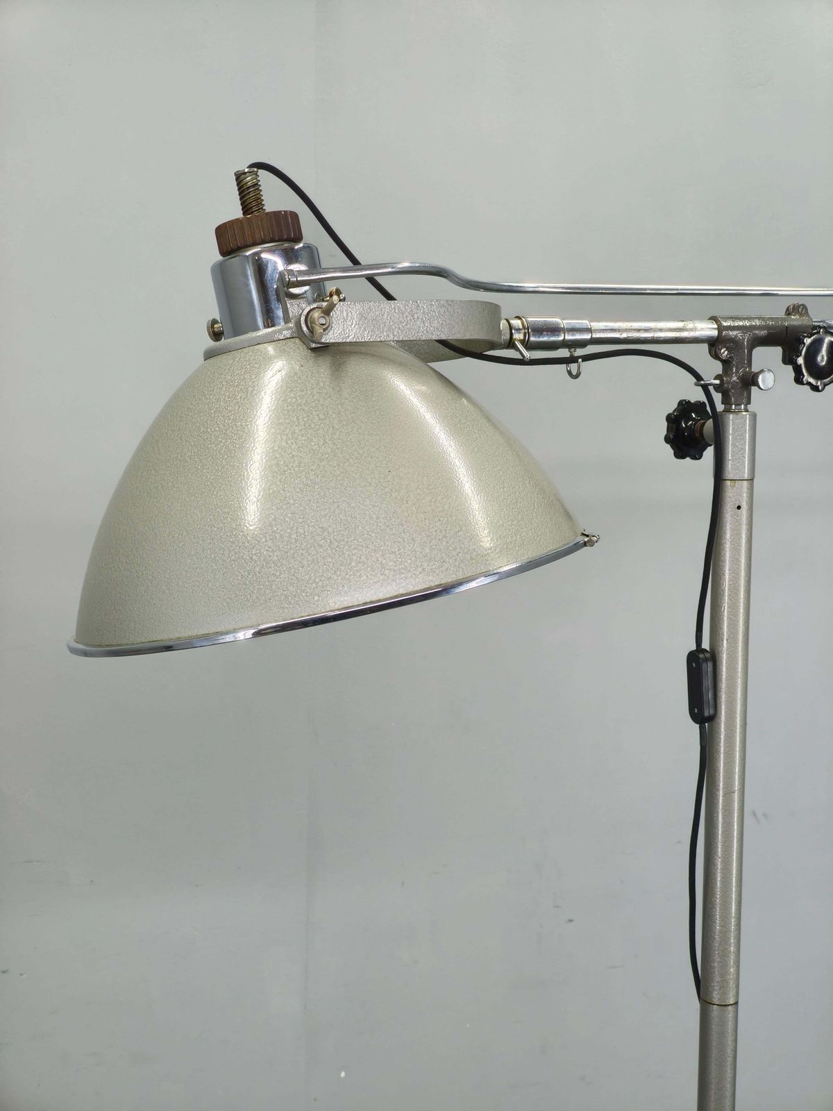 photo vinterior Tsjechische industriële chirurgische vloerlamp uit militair ziekenhuis, jaren 1950