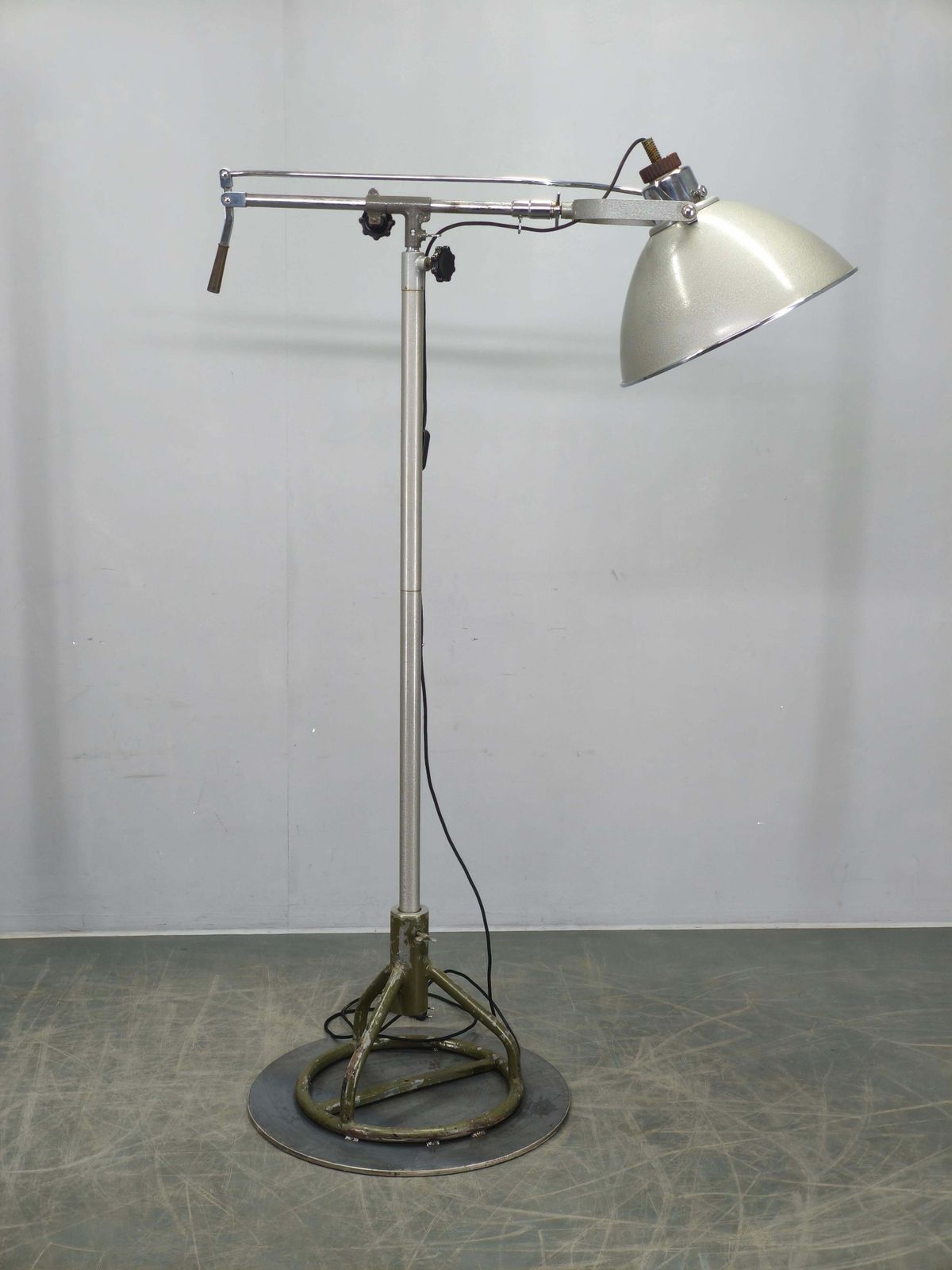 photo buy Tsjechische industriële chirurgische vloerlamp uit militair ziekenhuis, jaren 1950