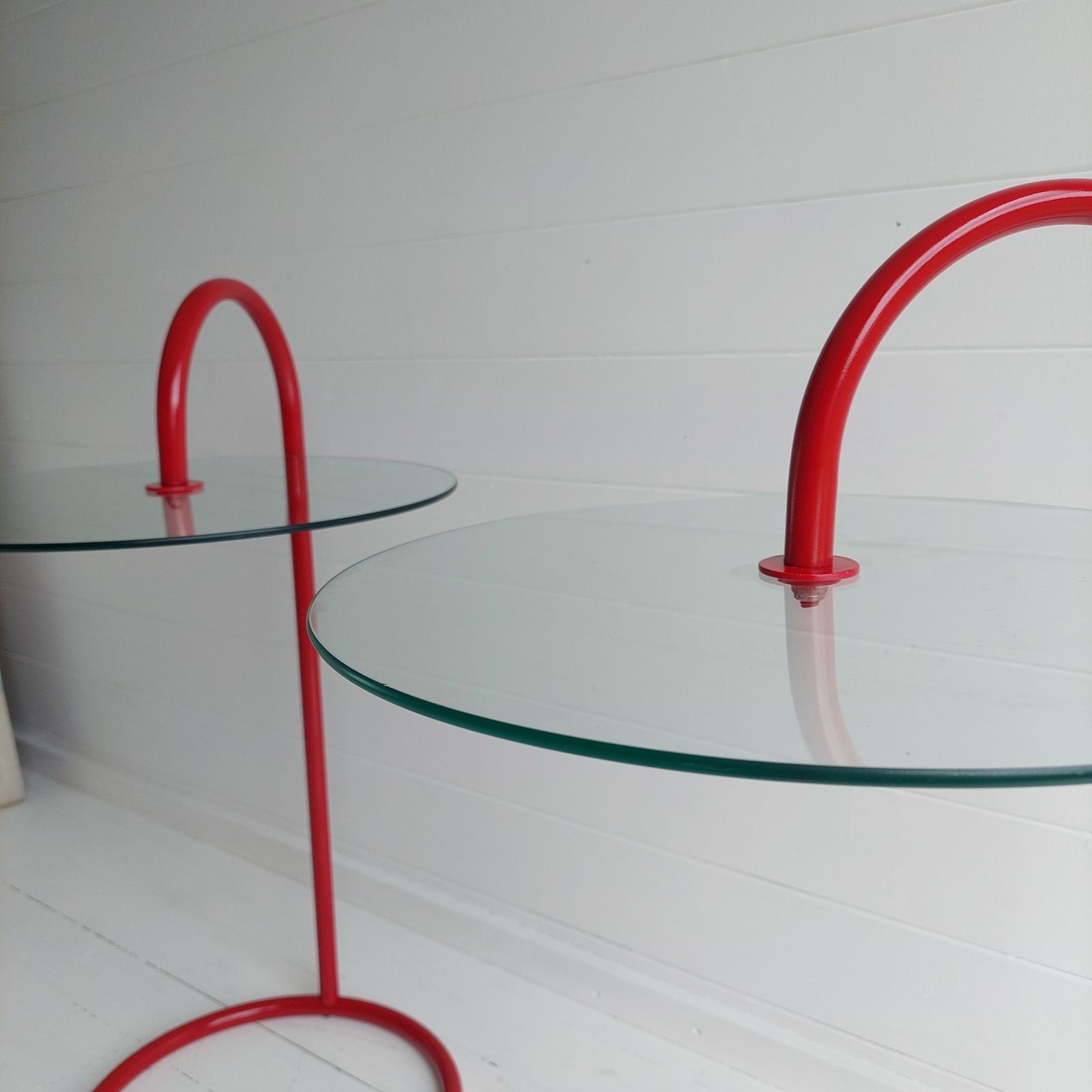 photo vintage Vintage Ikea Ry Coffee Side Tables Glass Red Aluminium Postmodern Memphis, 1980s Set Of 2