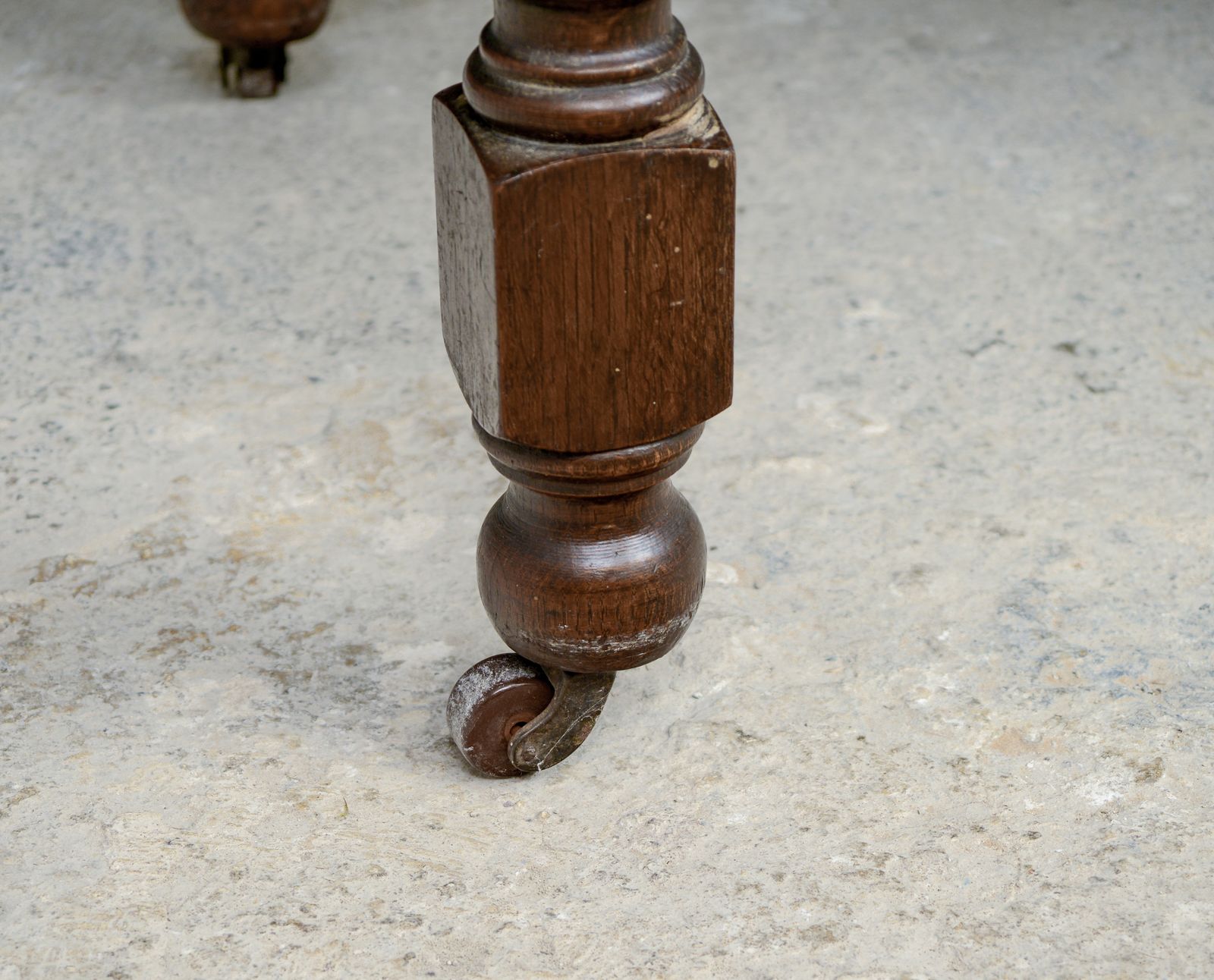 Small Oak Wind Out Extending Dining Table With Barley Twist Legs   140 Cm photo 350.0