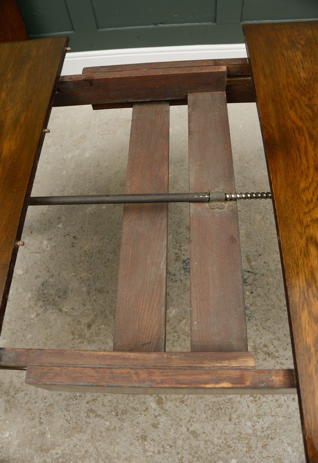 photo vintage Small Oak Wind Out Extending Dining Table With Barley Twist Legs   140 Cm