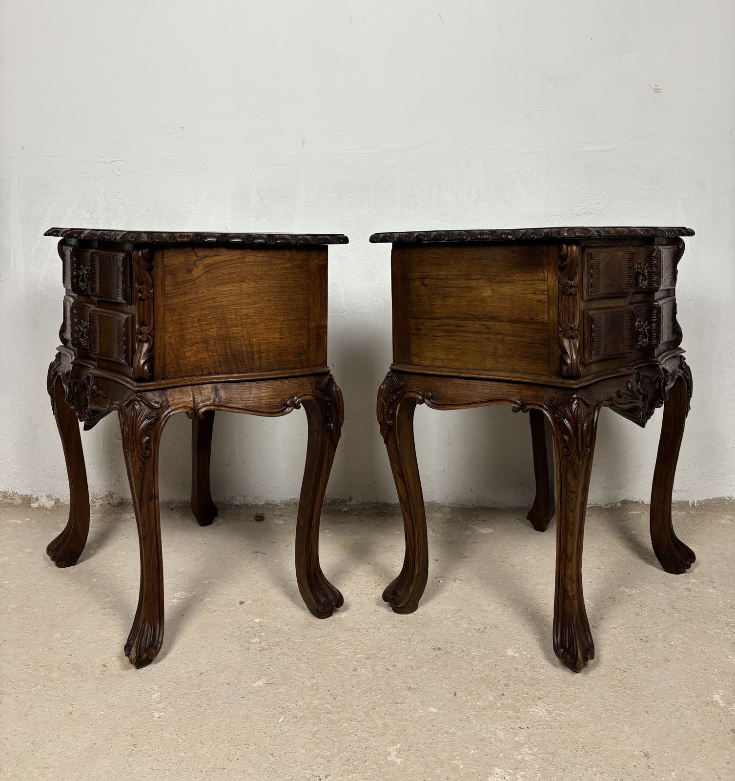 photo vinterior Pair Of Spanish Carved Louis XV Style Bedside Tables In Oak, Early 20th Century