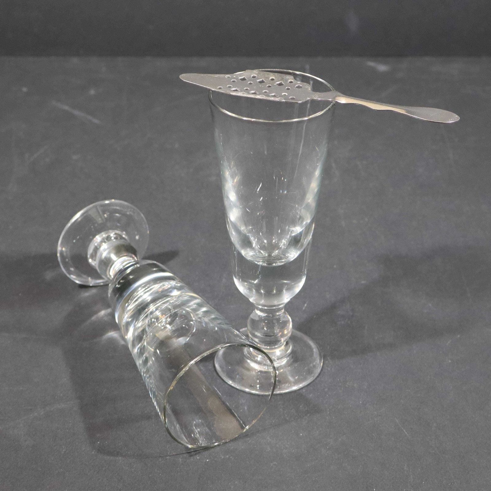 Verres à absinthe d'époque soufflés à la bouche avec cuillère, France photo 130.0