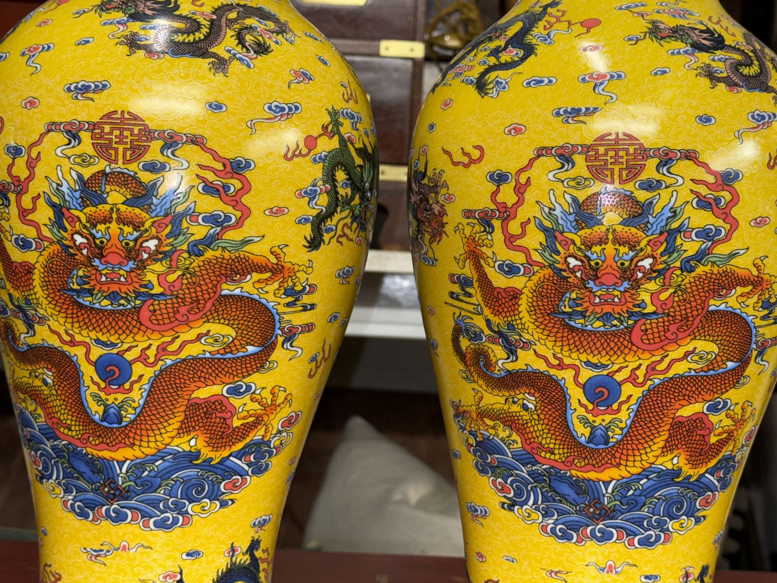 Pair Of Vibrant Decorative Chinese Vases Urns photo 220.0