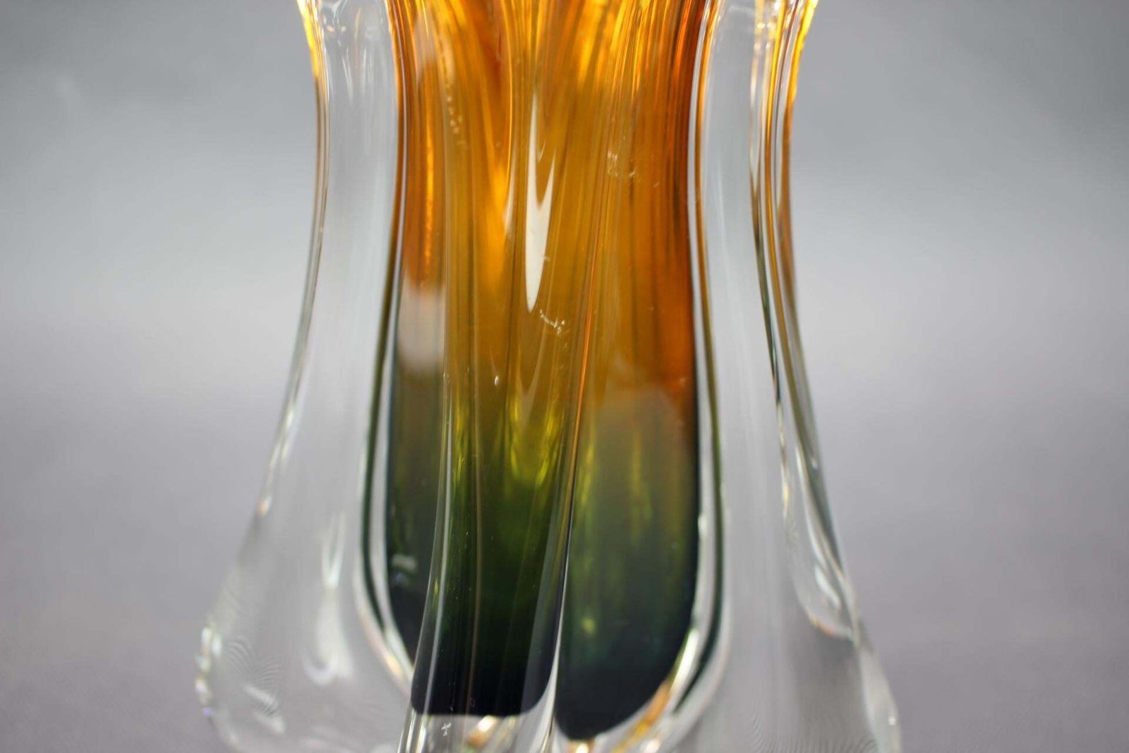 Vase en verre artistique mid-century ambré et vert par Josef Hospodka, années 1960 photo furniture