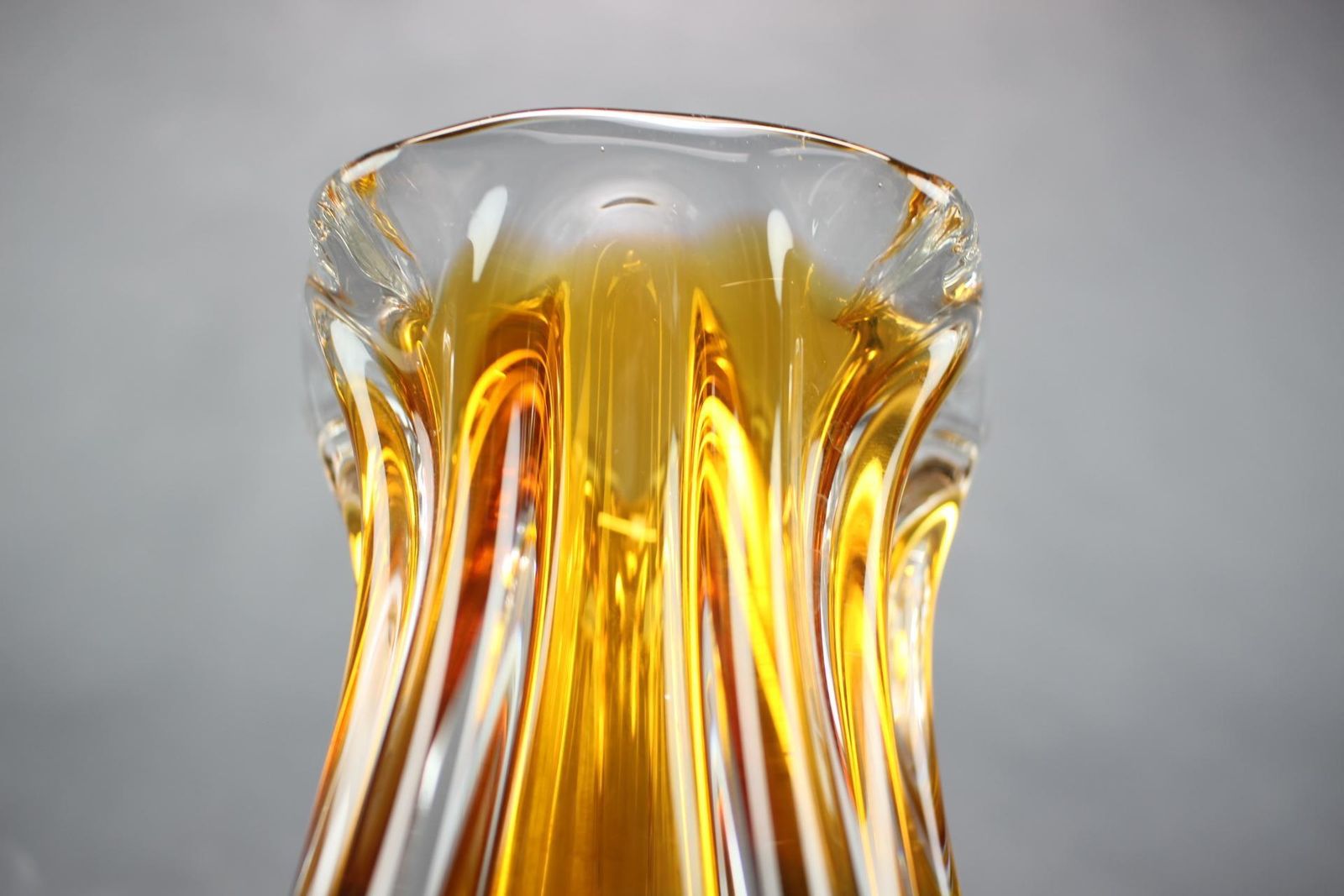 Mid-Century amber en groene kunstglazen vaas van Josef Hospodka, jaren 1960 photo vintage
