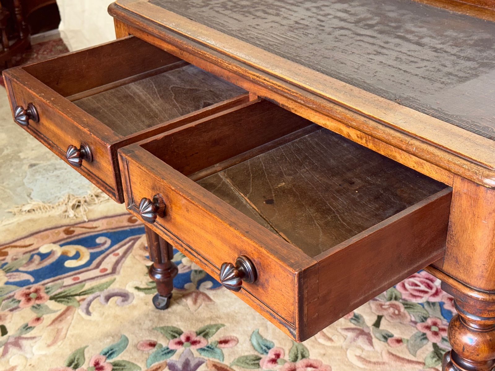 photo furniture Antique Mahogany Leather Topped Desk Ladies Vanity Table