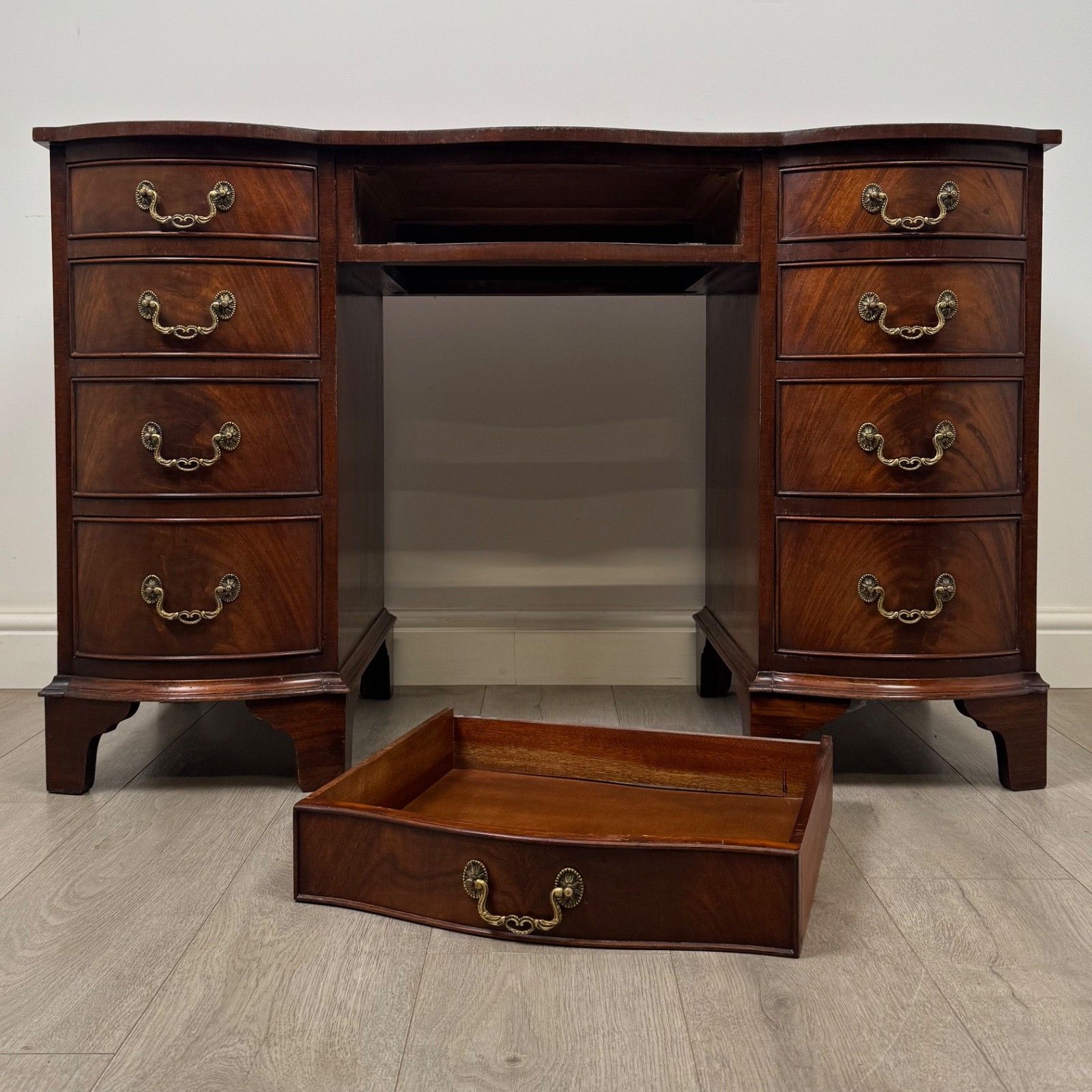 photo for sale Antique 20th Century Serpentine Kneehole Desk In Mahogany ( Af 5798 )