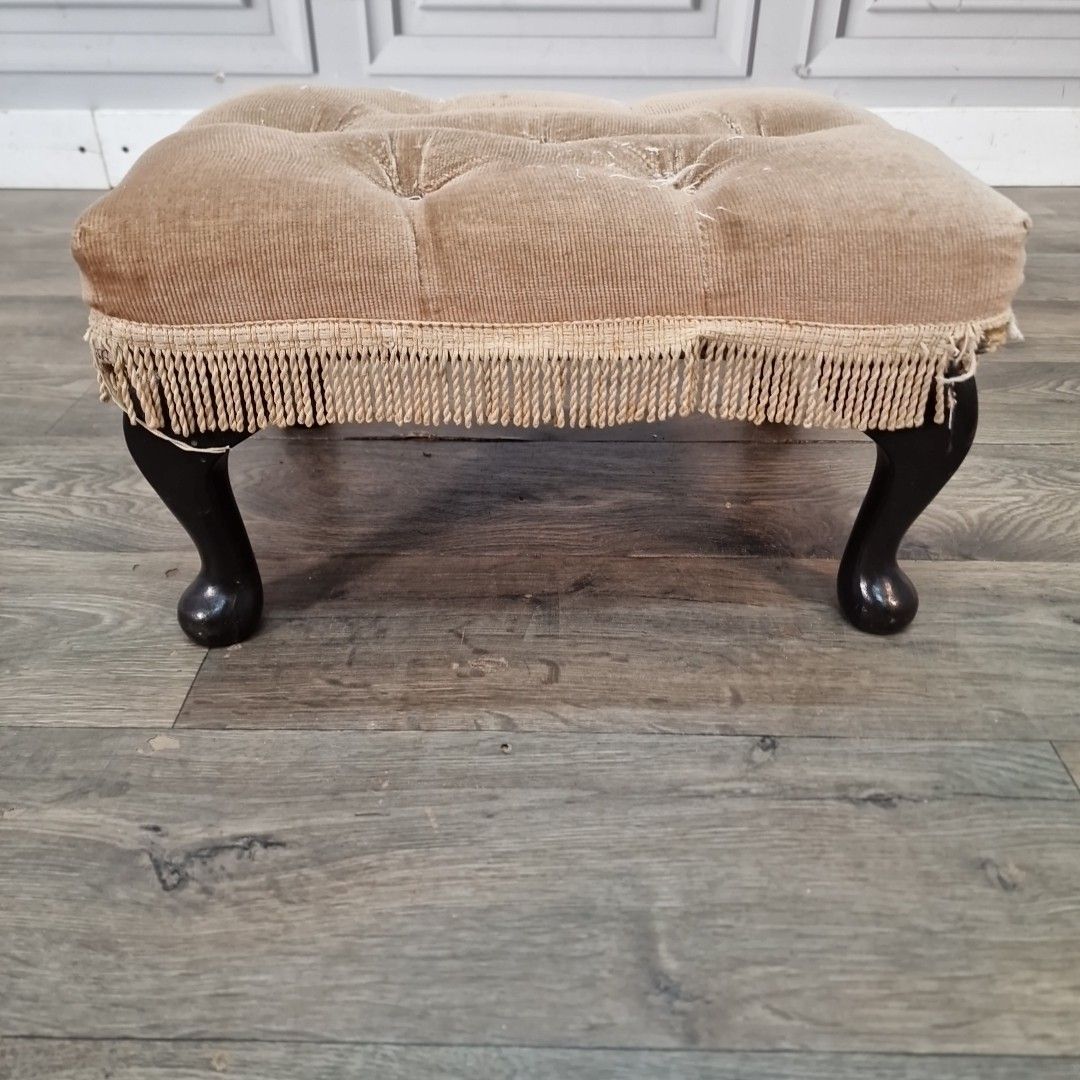 photo vintage Vintage Tufted Foot Stool Queen Anne Style Upholstered Ottoman For Restoration