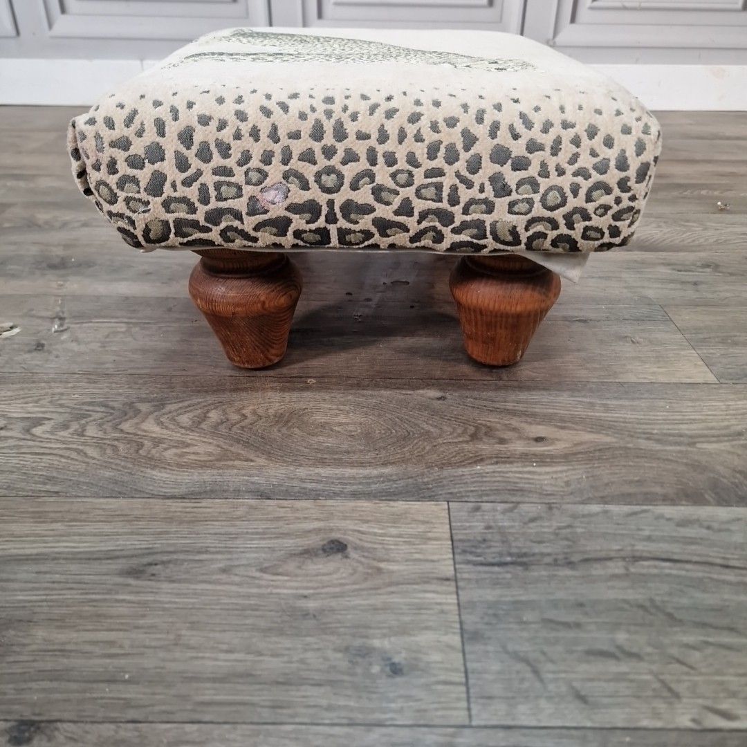 photo furniture Vintage Small Leopard Footstool Upholstered Animal Print Ottoman Stool Pine Feet