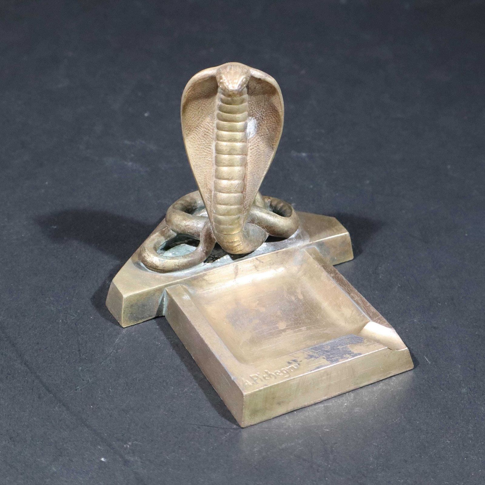Franse bronzen asbak met cobrascultuur van A. Pichegru, jaren 1930 photo vinterior
