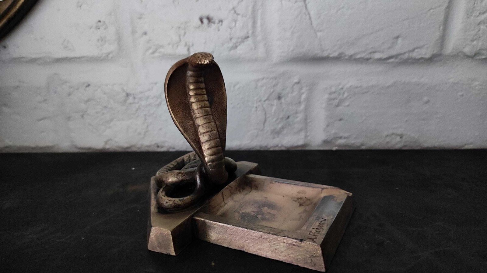 Franse bronzen asbak met cobrascultuur van A. Pichegru, jaren 1930 photo buy