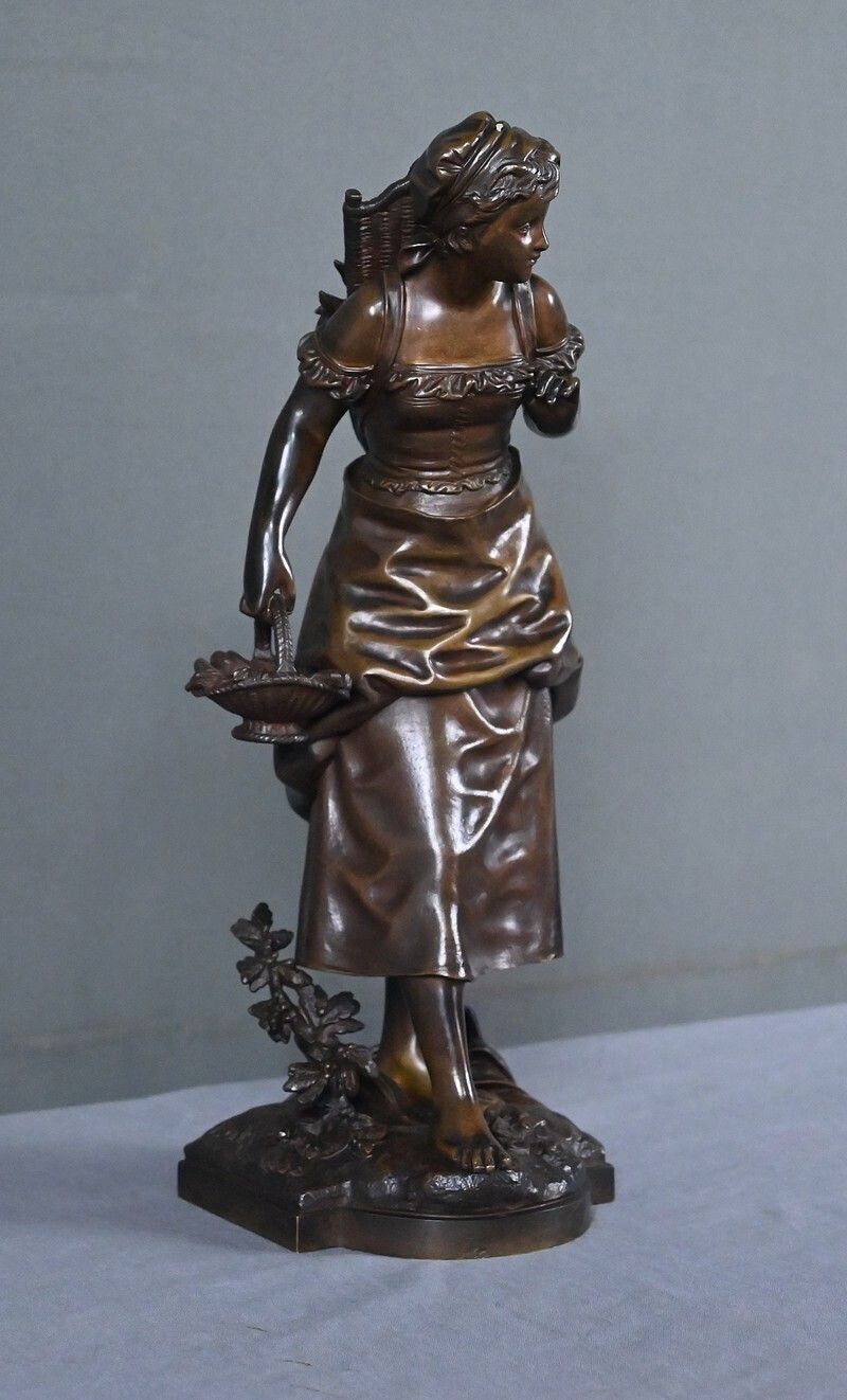 Bronze "Young Girl With A Basket" Signed E. Bouret – Late 19th Century photo Art