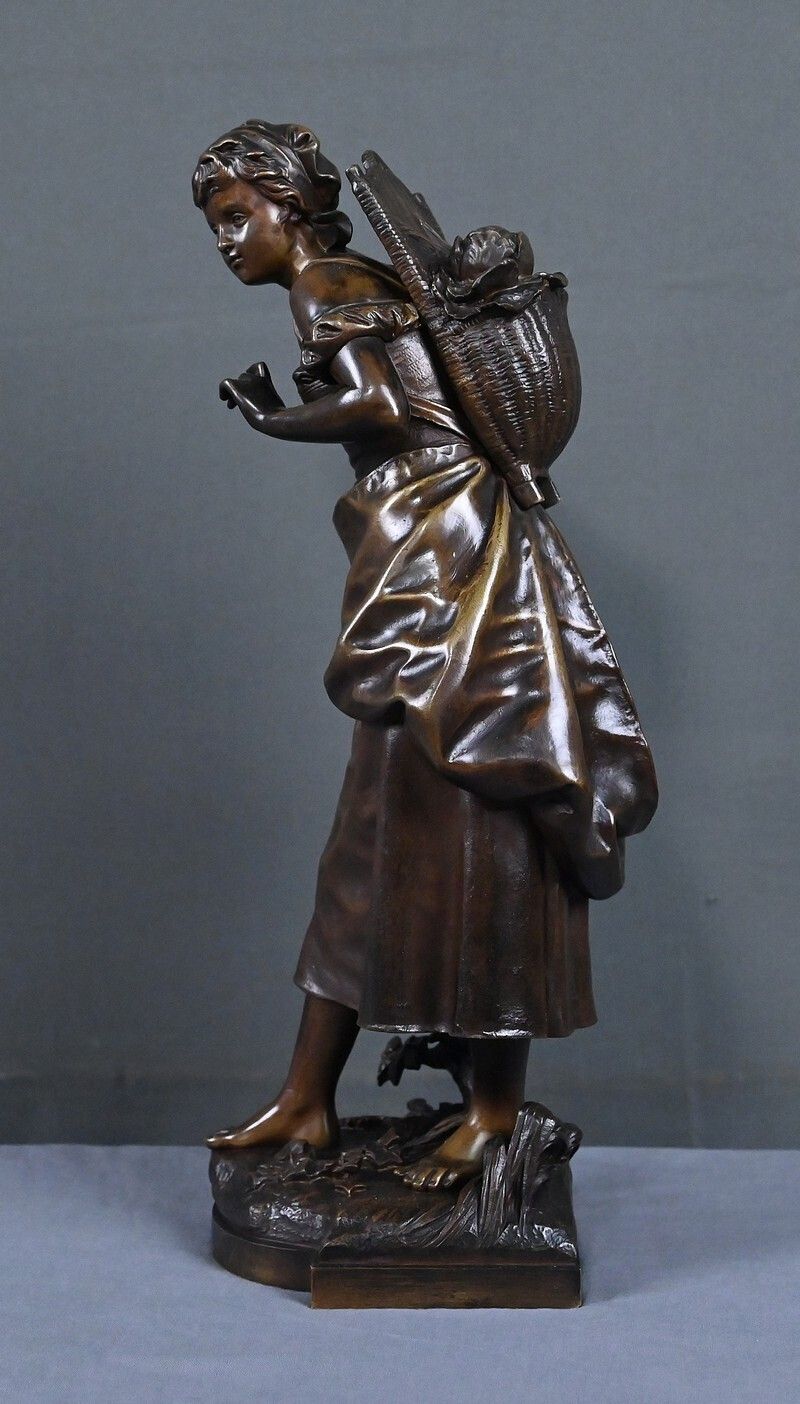 photo vinterior Bronze "Young Girl With A Basket" Signed E. Bouret – Late 19th Century