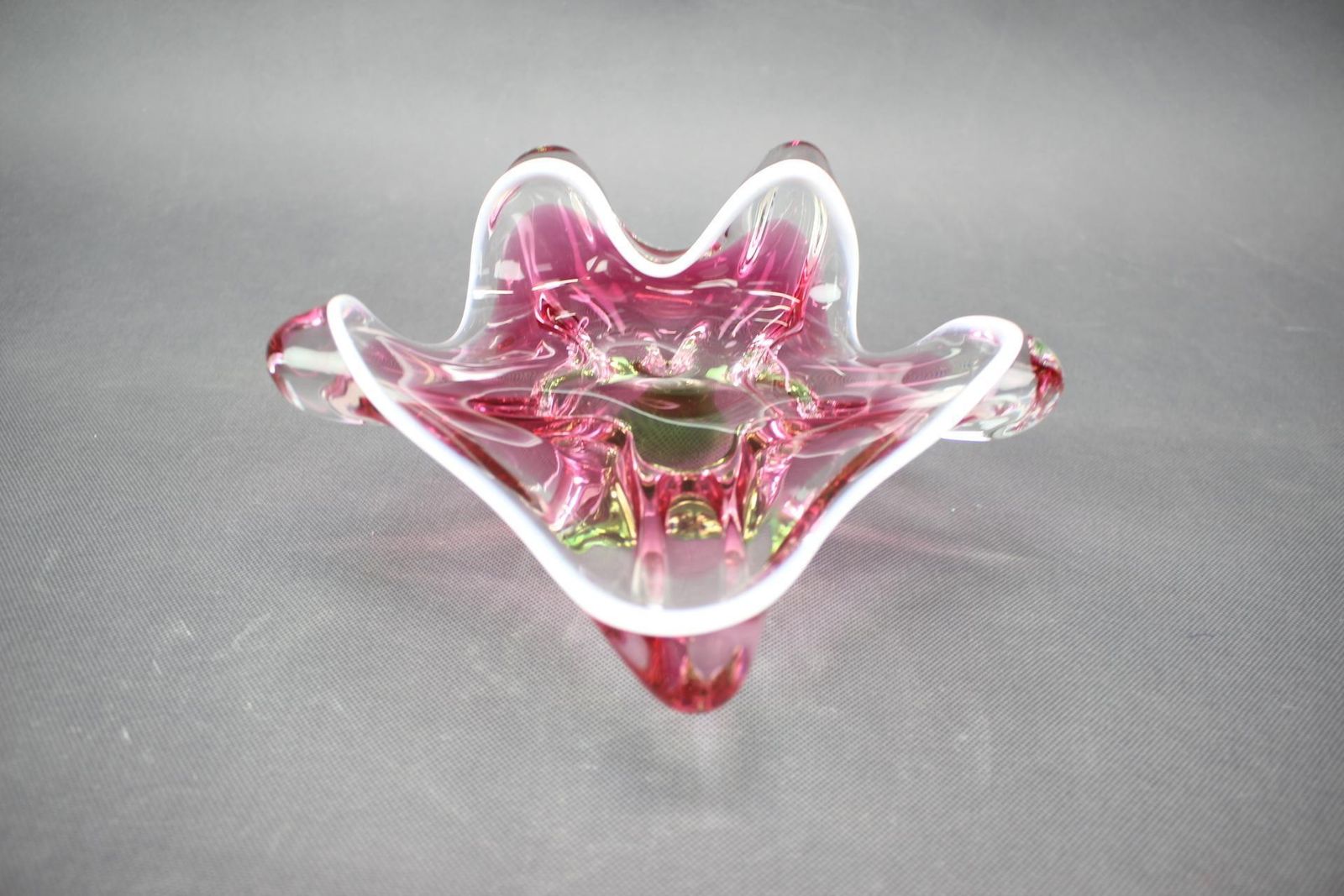 Mid-Century Tsjechische roze en groene kunstglazen schaal van Josef Hospodka photo furniture