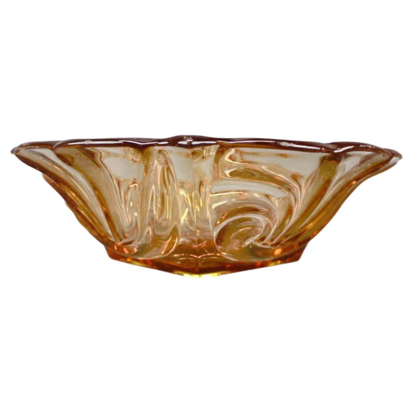 Coupe décorative mid-century en verre pressé ambré, Tchécoslovaquie, années 1960