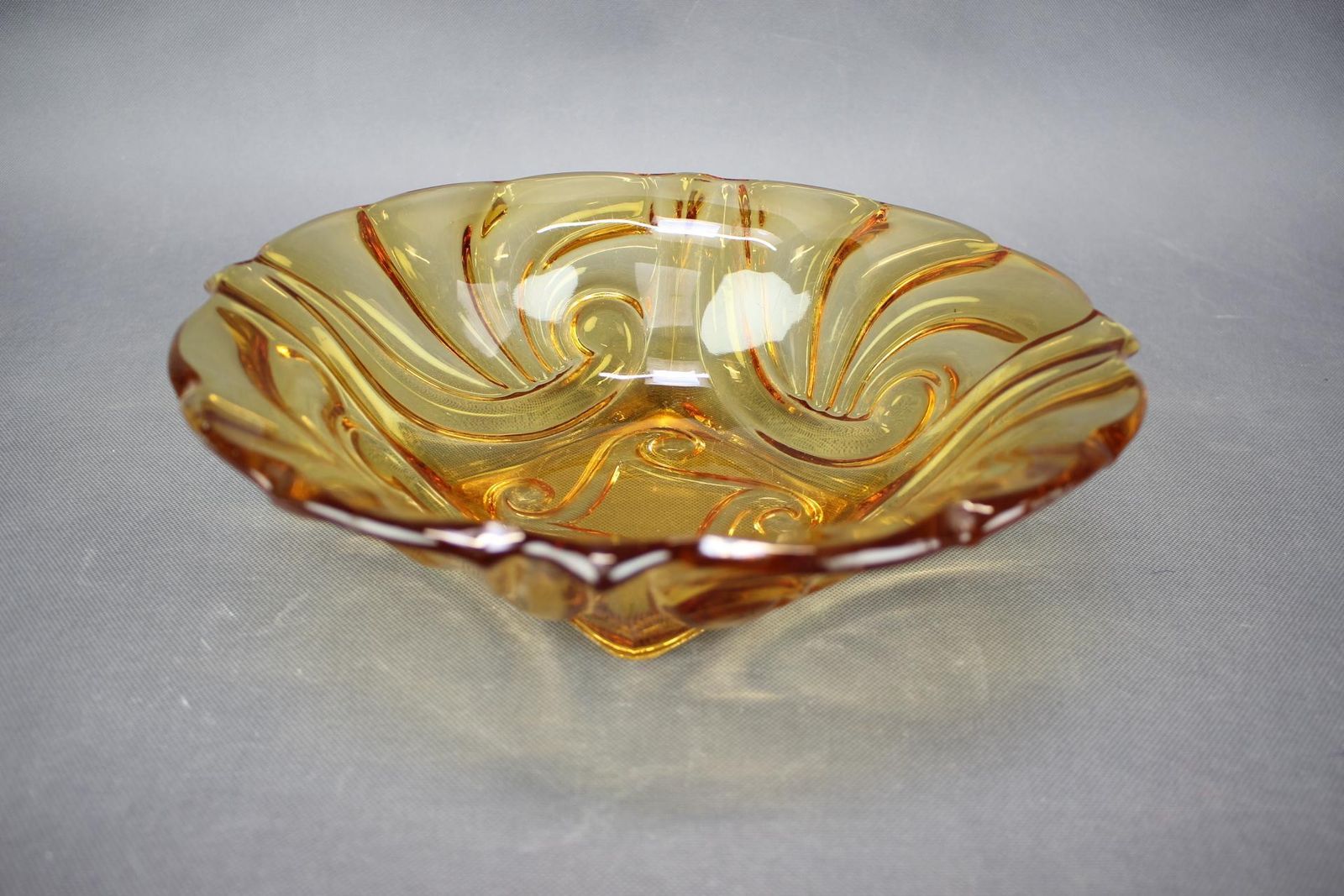 Mid-Century Tsjechische Amber Geperst Glas Decoratieve Schaal, jaren 1960 photo furniture