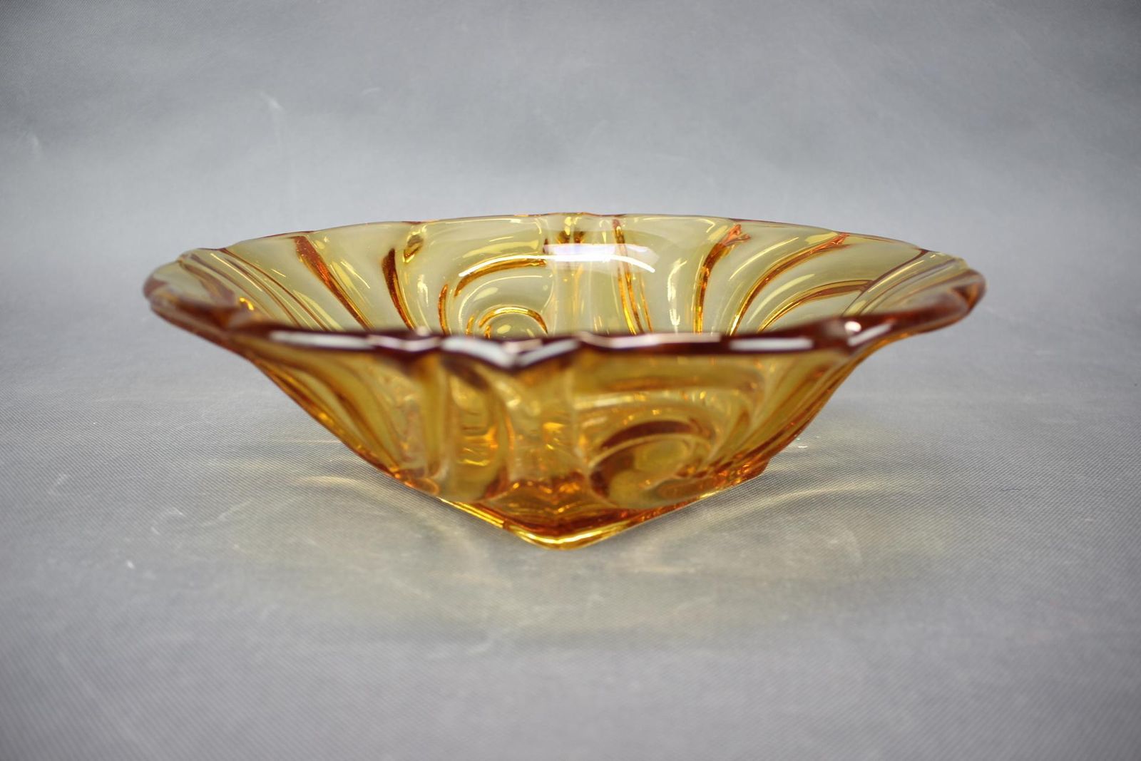 Mid-Century Tsjechische Amber Geperst Glas Decoratieve Schaal, jaren 1960 photo for sale