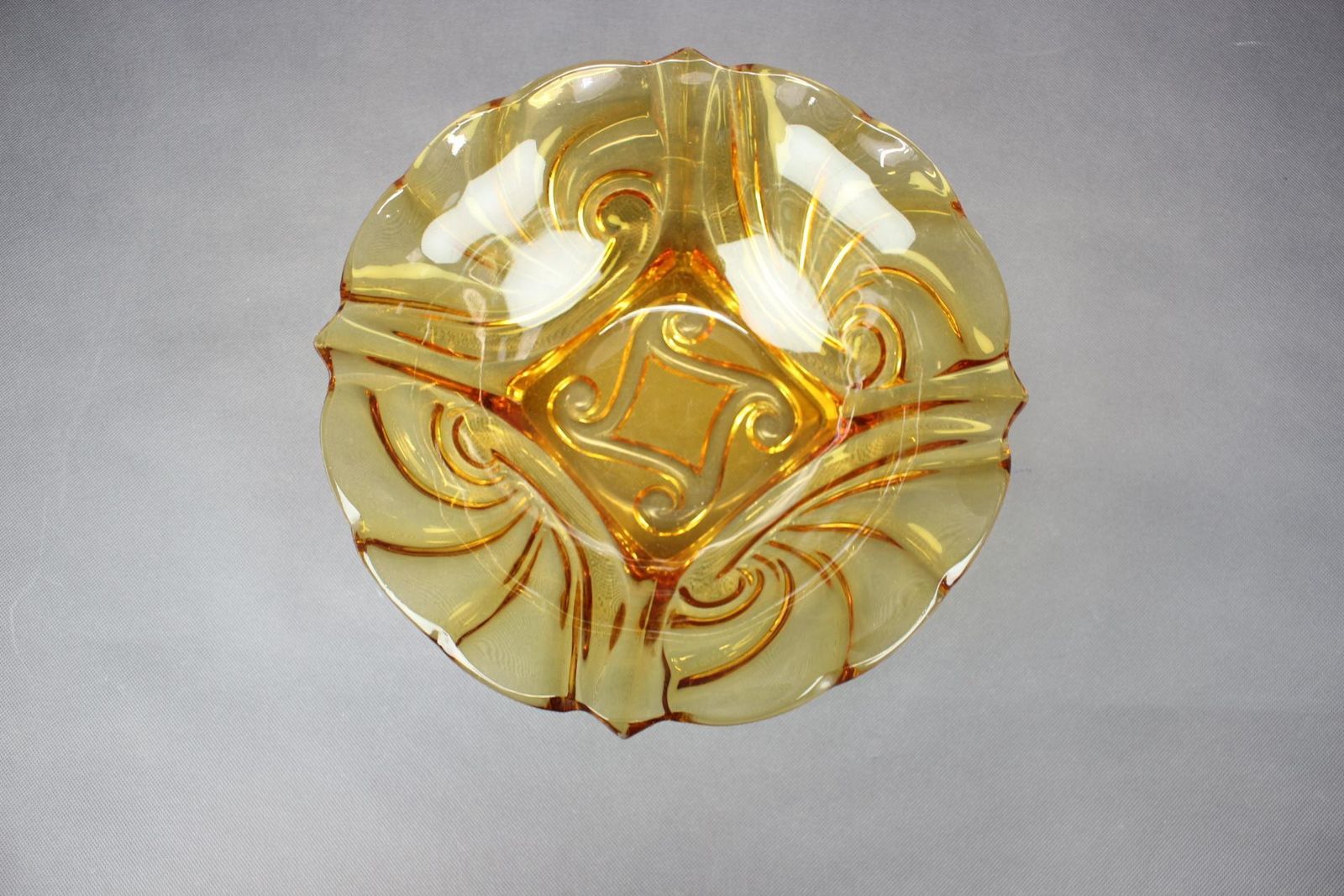 Coupe décorative mid-century en verre pressé ambré, Tchécoslovaquie, années 1960 photo Décoration